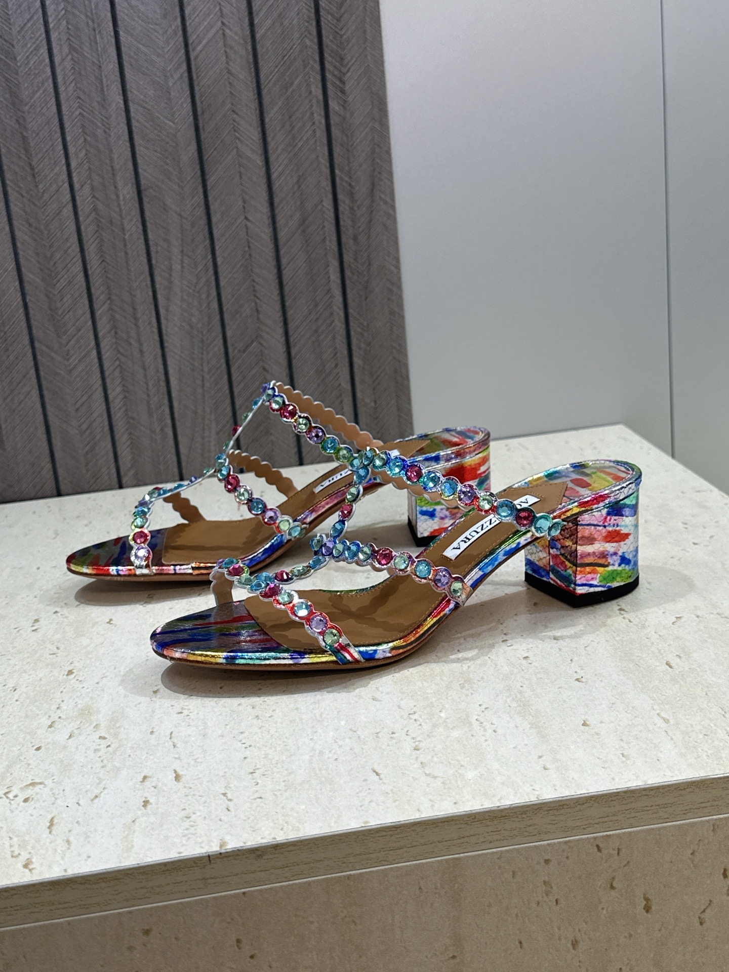 Aquazzura 2026春夏新款水钻中跟拼色女鞋 菠萝鞋字母logo五金扣粗跟圆头露趾凉拖鞋 材质:鞋面进口小牛皮/