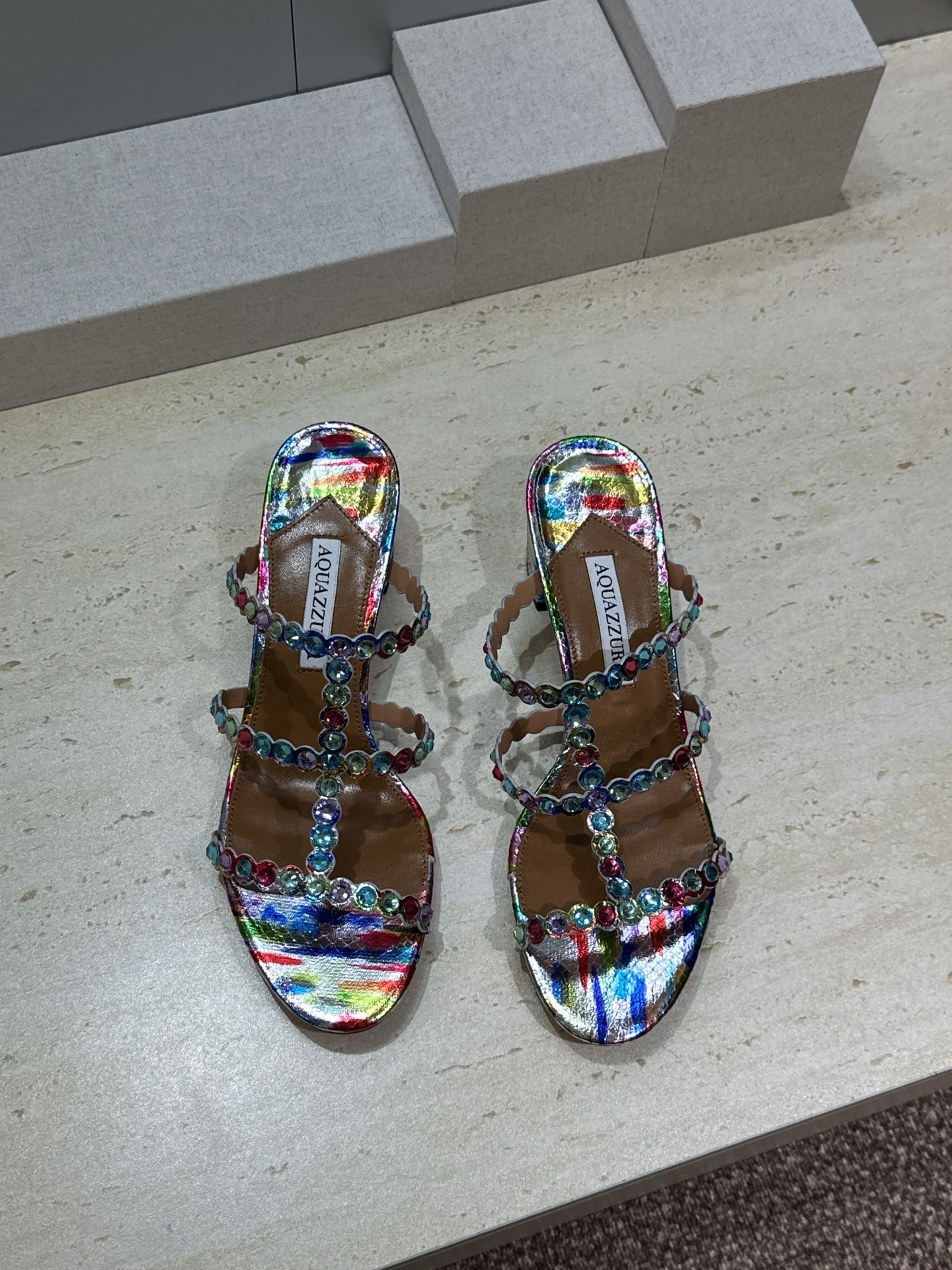 Aquazzura 2026春夏新款水钻中跟拼色女鞋 菠萝鞋字母logo五金扣粗跟圆头露趾凉拖鞋 材质:鞋面进口小牛皮/
