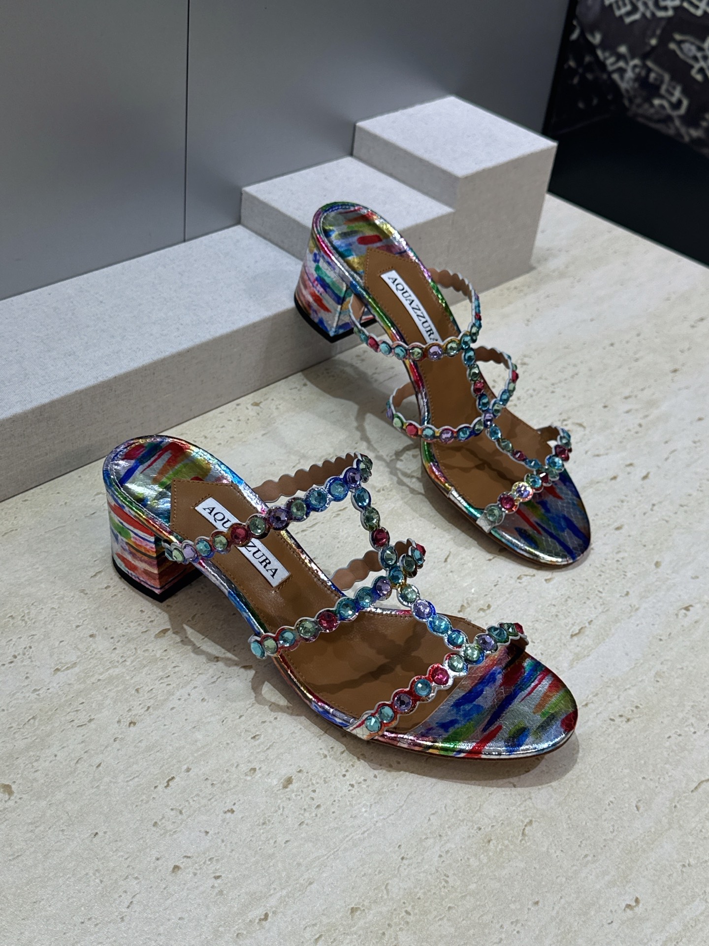Aquazzura 2026春夏新款水钻中跟拼色女鞋 菠萝鞋字母logo五金扣粗跟圆头露趾凉拖鞋 材质:鞋面进口小牛皮/