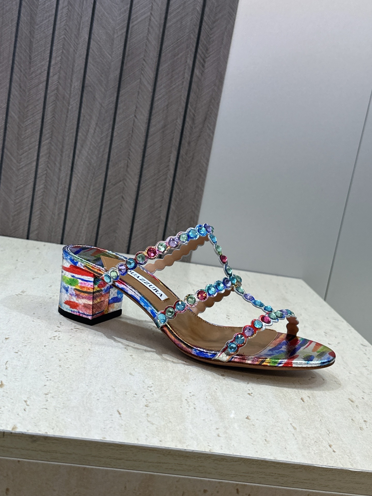 Aquazzura 2026春夏新款水钻中跟拼色女鞋 菠萝鞋字母logo五金扣粗跟圆头露趾凉拖鞋 材质:鞋面进口小牛皮/