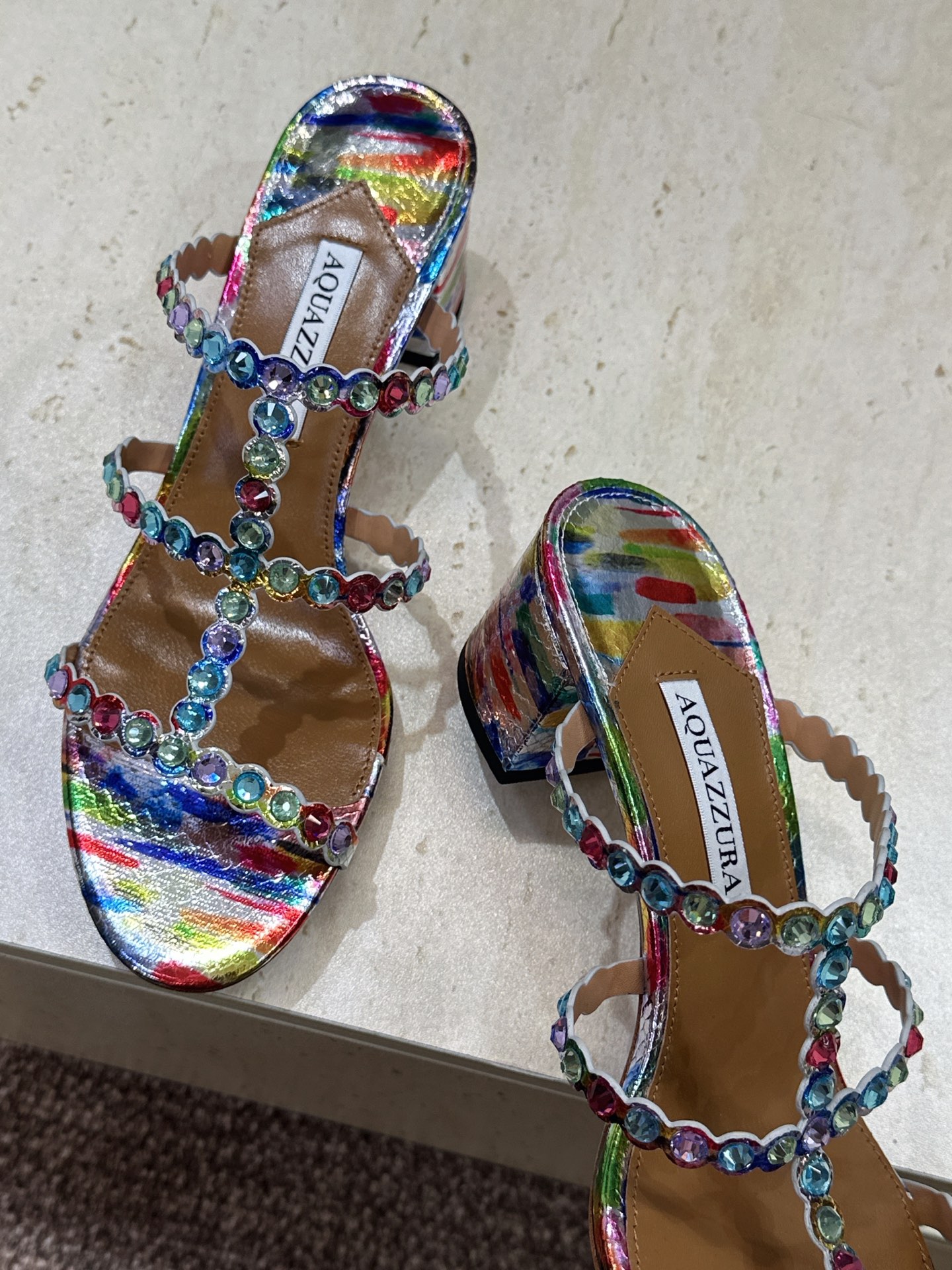 Aquazzura 2026春夏新款水钻中跟拼色女鞋 菠萝鞋字母logo五金扣粗跟圆头露趾凉拖鞋 材质:鞋面进口小牛皮/