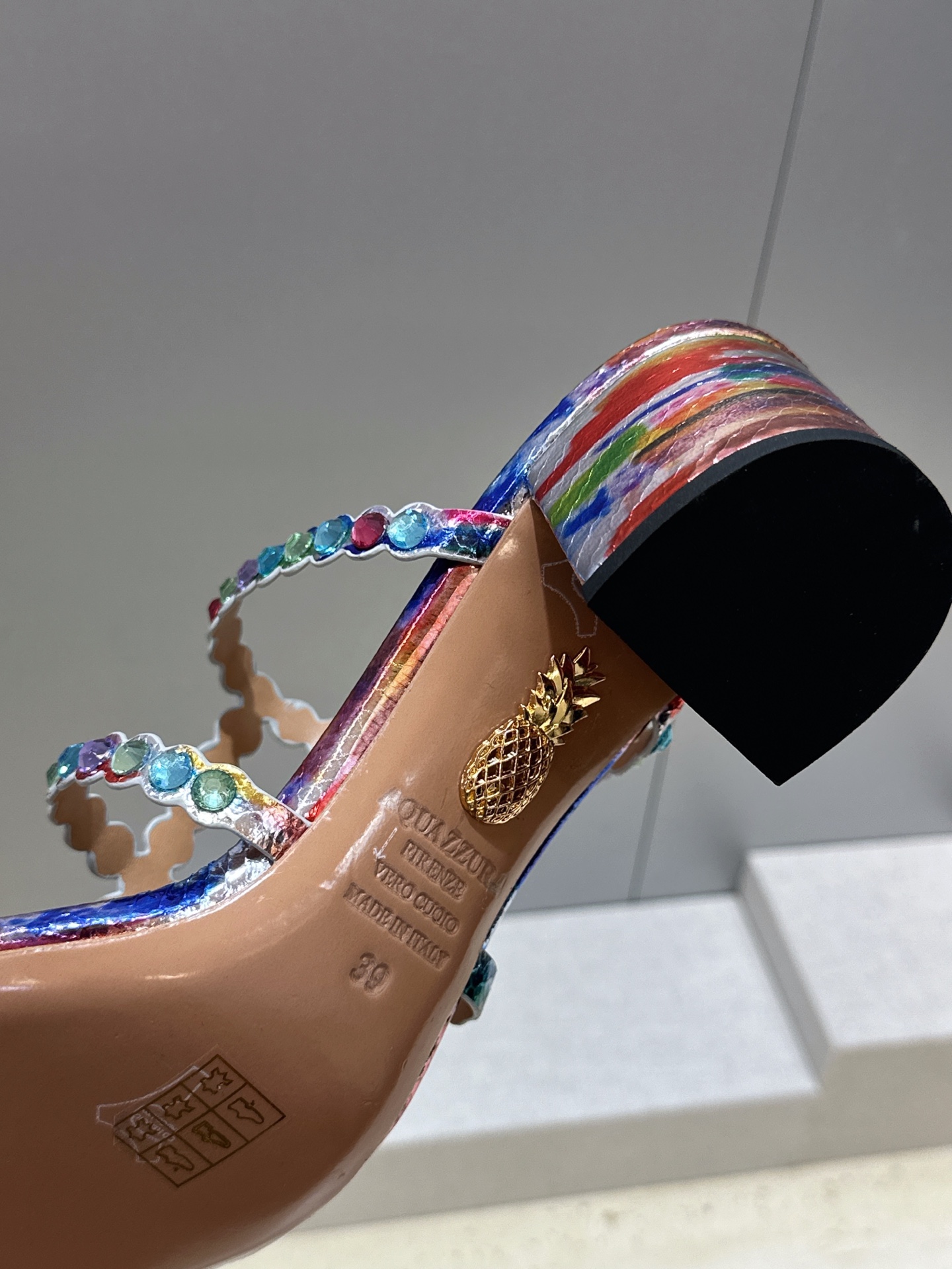 Aquazzura 2026春夏新款水钻中跟拼色女鞋 菠萝鞋字母logo五金扣粗跟圆头露趾凉拖鞋 材质:鞋面进口小牛皮/