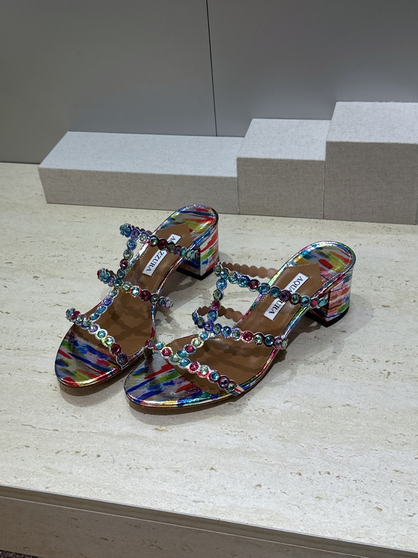 Aquazzura 2026春夏新款水钻中跟拼色女鞋 菠萝鞋字母logo五金扣粗跟圆头露趾凉拖鞋 材质:鞋面进口小牛皮/