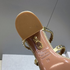Aquazzura 2026春夏新款水钻中跟拼色女鞋 菠萝鞋字母logo五金扣粗跟圆头露趾凉拖鞋 材质:鞋面进口小牛皮/ Aquazzura 2026春夏新款水钻中跟拼色女鞋 菠萝鞋字母logo五金扣粗跟圆头露趾凉拖鞋 材质:鞋面进口小牛皮/