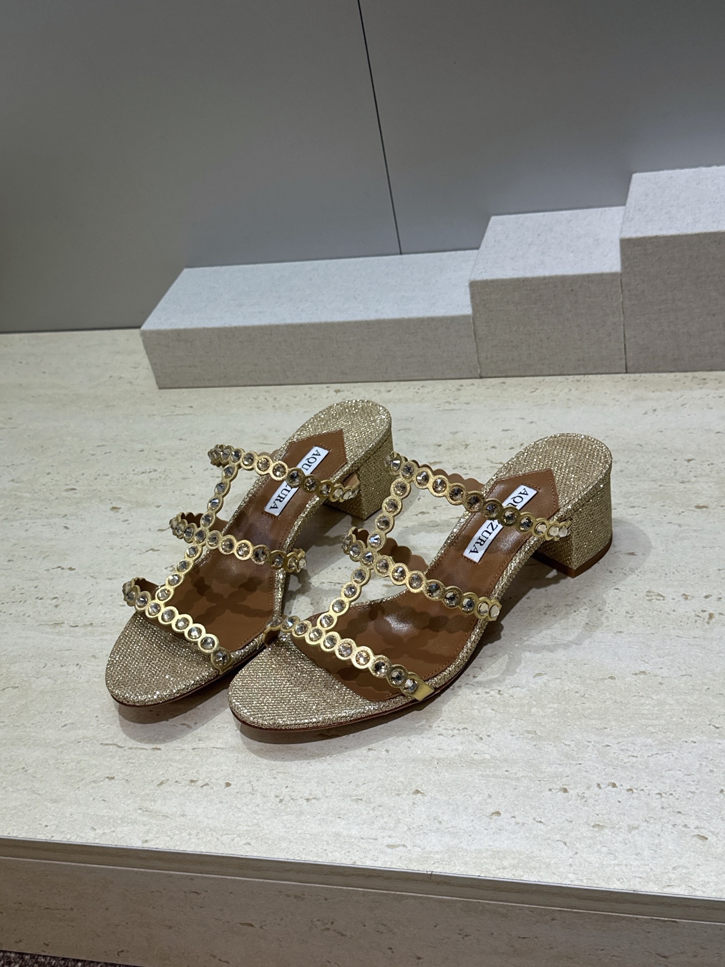 Aquazzura 2026春夏新款水钻中跟拼色女鞋 菠萝鞋字母logo五金扣粗跟圆头露趾凉拖鞋 材质:鞋面进口小牛皮/ Aquazzura 2026春夏新款水钻中跟拼色女鞋 菠萝鞋字母logo五金扣粗跟圆头露趾凉拖鞋 材质:鞋面进口小牛皮/