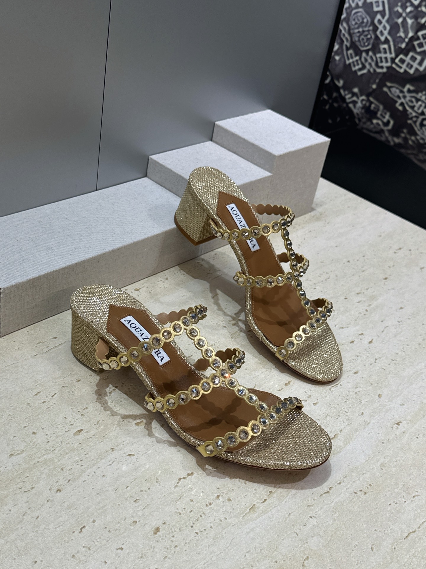 Aquazzura 2026春夏新款水钻中跟拼色女鞋 菠萝鞋字母logo五金扣粗跟圆头露趾凉拖鞋 材质:鞋面进口小牛皮/ Aquazzura 2026春夏新款水钻中跟拼色女鞋 菠萝鞋字母logo五金扣粗跟圆头露趾凉拖鞋 材质:鞋面进口小牛皮/