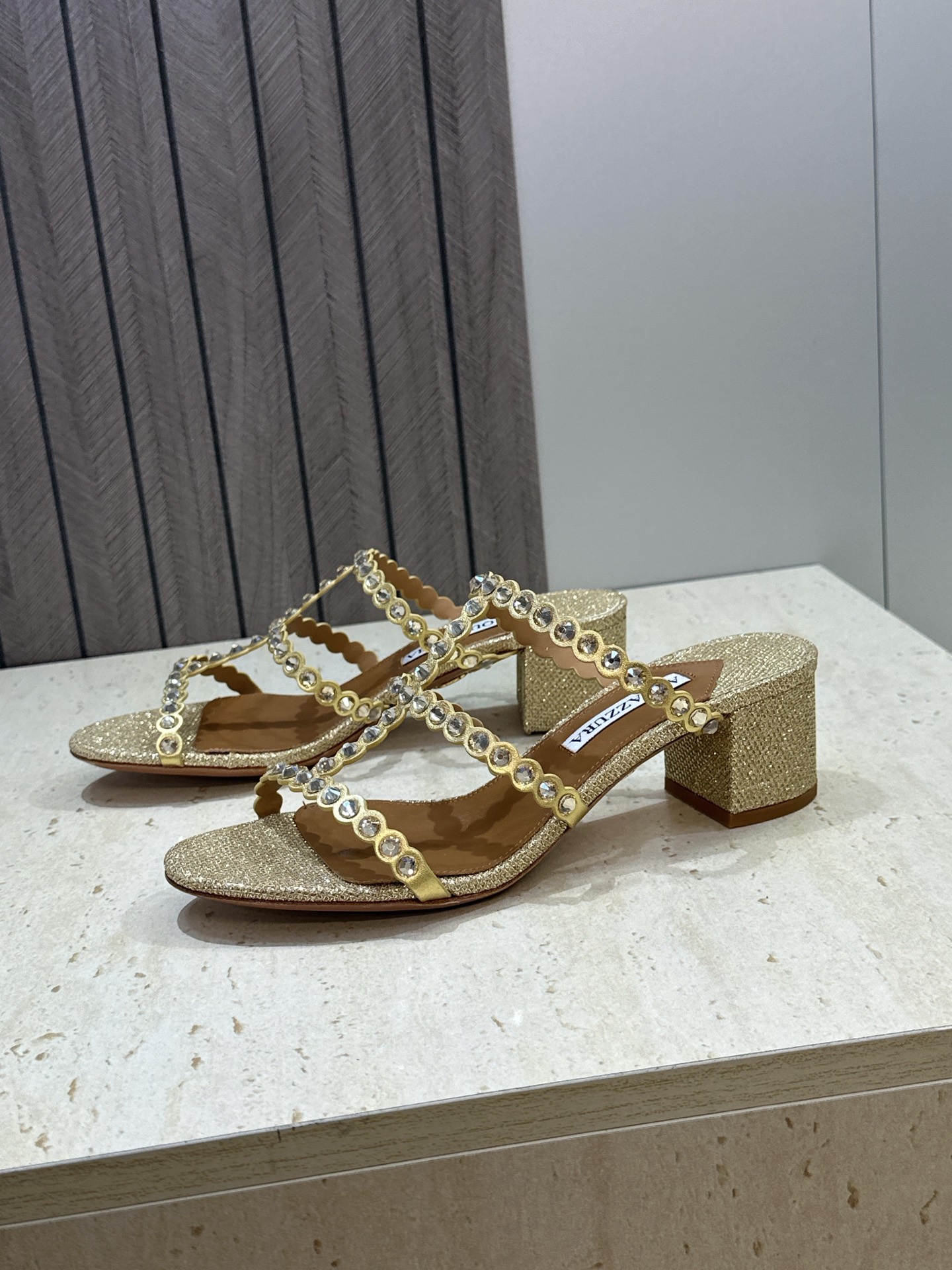 Aquazzura 2026春夏新款水钻中跟拼色女鞋 菠萝鞋字母logo五金扣粗跟圆头露趾凉拖鞋 材质:鞋面进口小牛皮/ Aquazzura 2026春夏新款水钻中跟拼色女鞋 菠萝鞋字母logo五金扣粗跟圆头露趾凉拖鞋 材质:鞋面进口小牛皮/