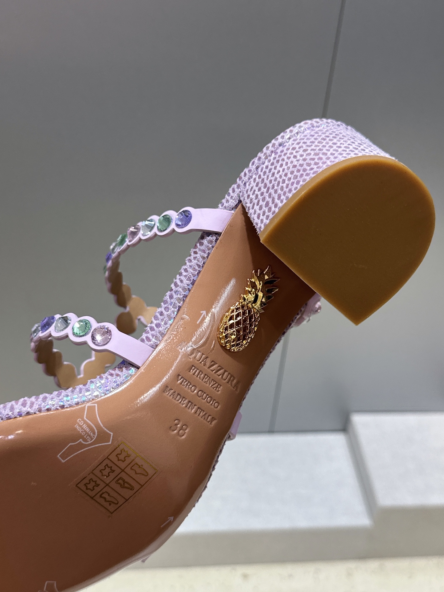 Aquazzura 2026春夏新款水钻中跟拼色女鞋 菠萝鞋字母logo五金扣粗跟圆头露趾凉拖鞋 材质:鞋面进口小牛皮/