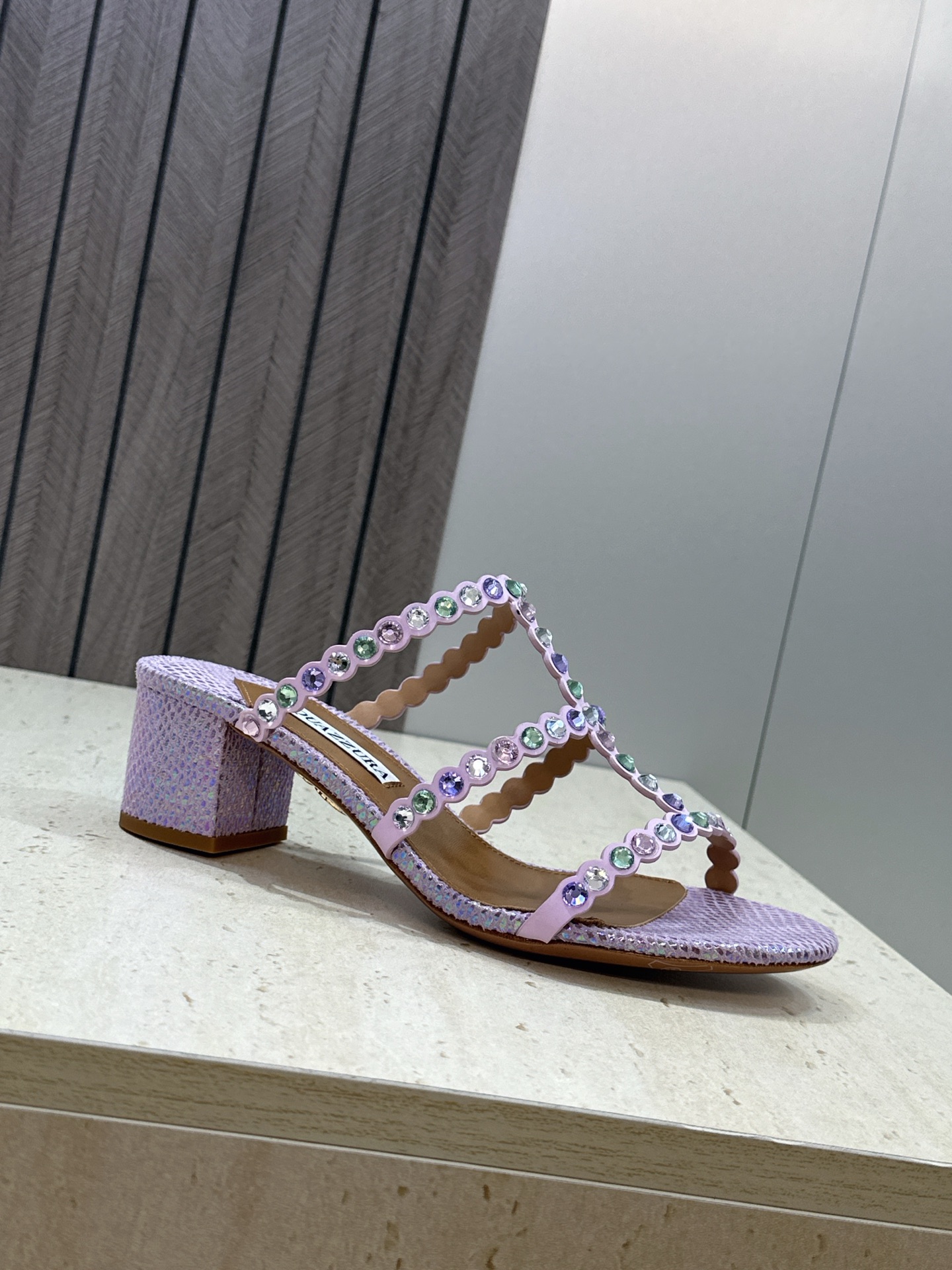 Aquazzura 2026春夏新款水钻中跟拼色女鞋 菠萝鞋字母logo五金扣粗跟圆头露趾凉拖鞋 材质:鞋面进口小牛皮/