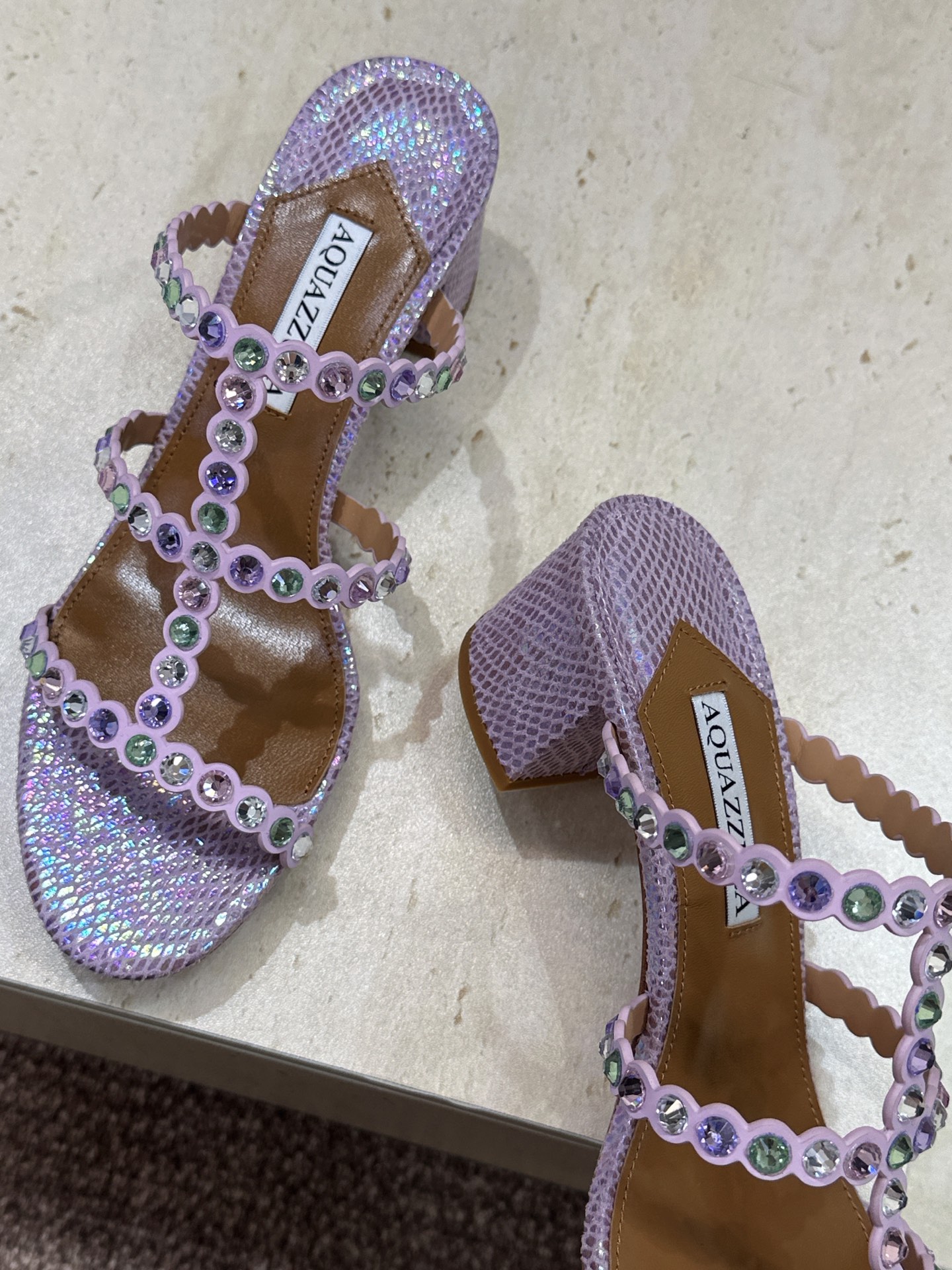 Aquazzura 2026春夏新款水钻中跟拼色女鞋 菠萝鞋字母logo五金扣粗跟圆头露趾凉拖鞋 材质:鞋面进口小牛皮/