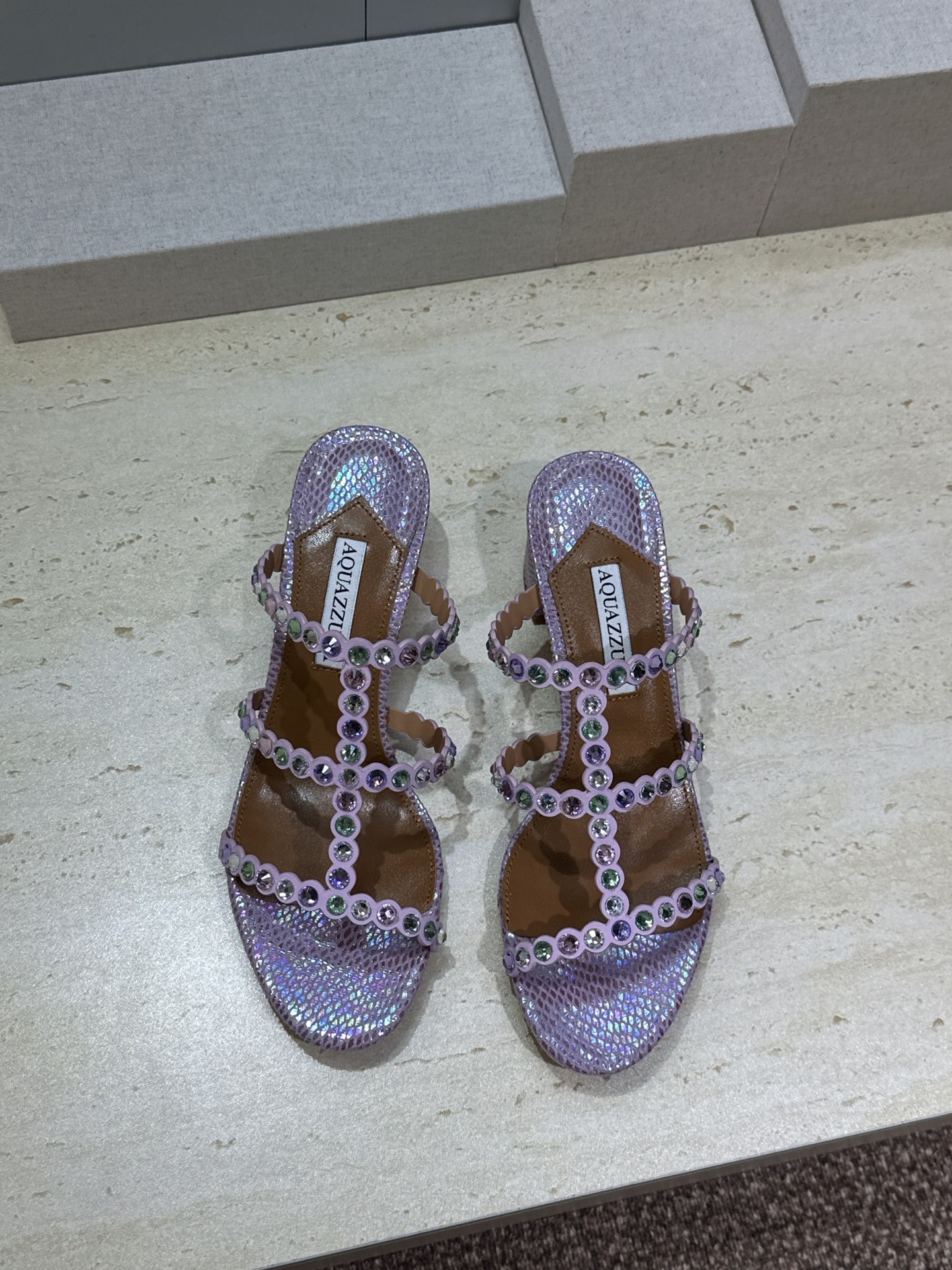 Aquazzura 2026春夏新款水钻中跟拼色女鞋 菠萝鞋字母logo五金扣粗跟圆头露趾凉拖鞋 材质:鞋面进口小牛皮/