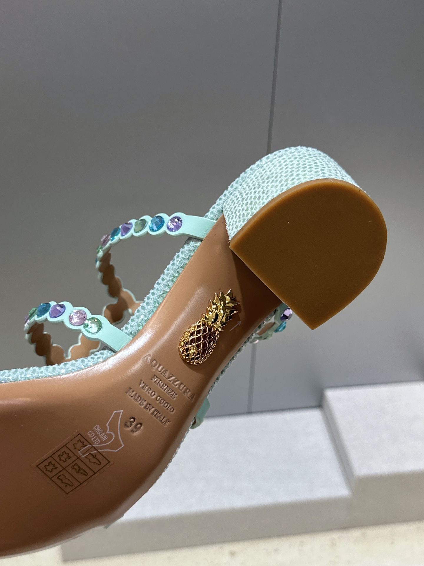 Aquazzura 2026春夏新款水钻中跟拼色女鞋 菠萝鞋字母logo五金扣粗跟圆头露趾凉拖鞋 材质:鞋面进口小牛皮/