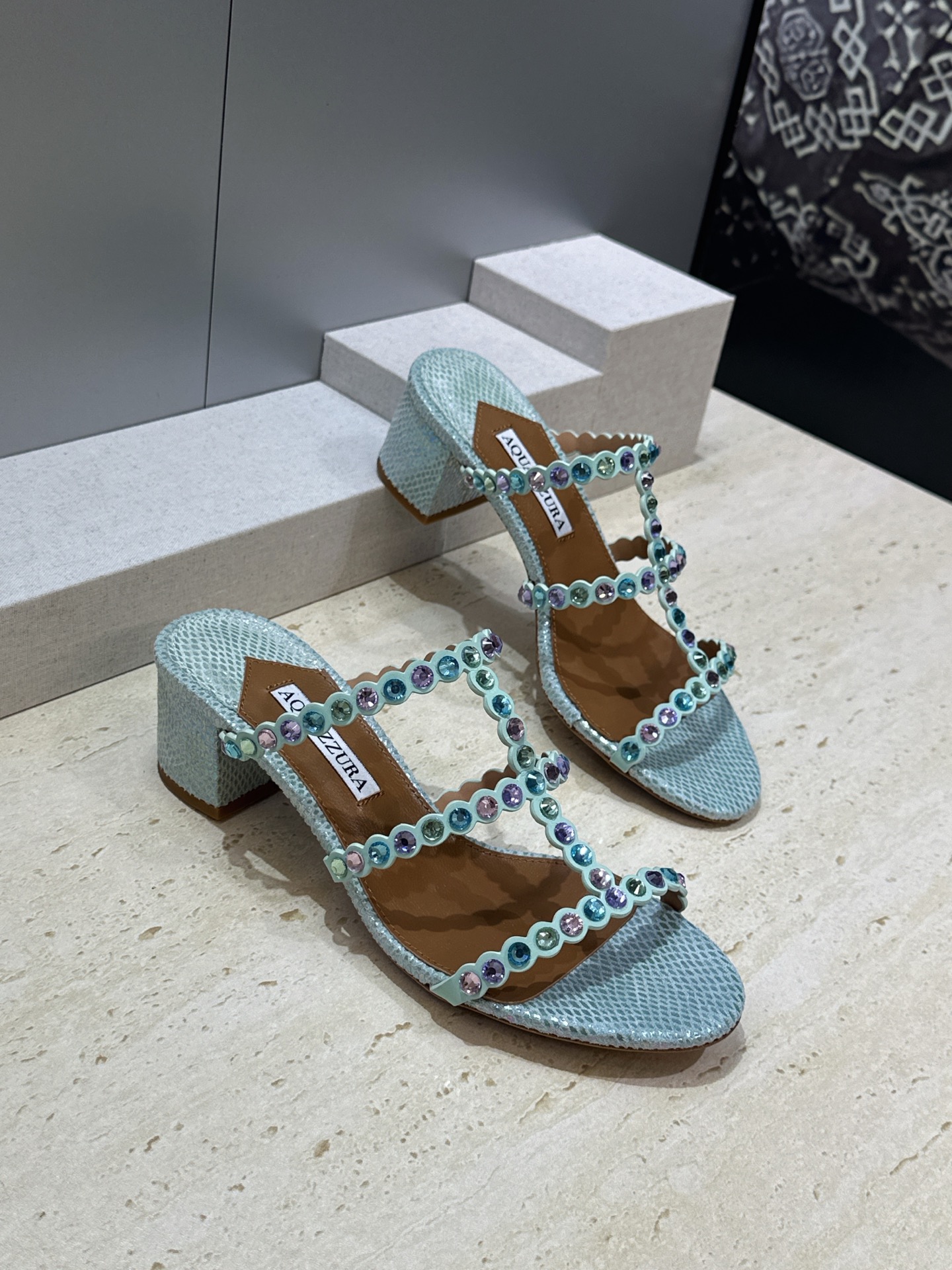 Aquazzura 2026春夏新款水钻中跟拼色女鞋 菠萝鞋字母logo五金扣粗跟圆头露趾凉拖鞋 材质:鞋面进口小牛皮/