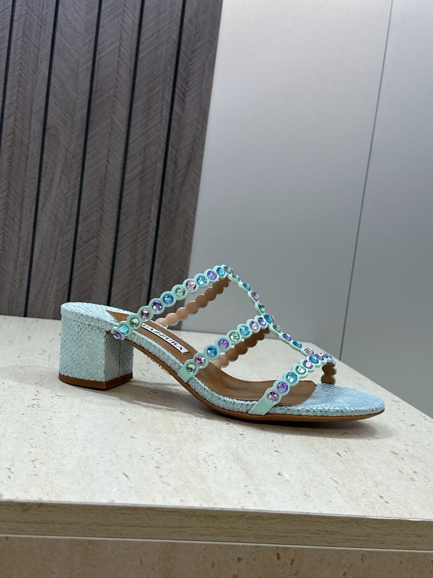 Aquazzura 2026春夏新款水钻中跟拼色女鞋 菠萝鞋字母logo五金扣粗跟圆头露趾凉拖鞋 材质:鞋面进口小牛皮/