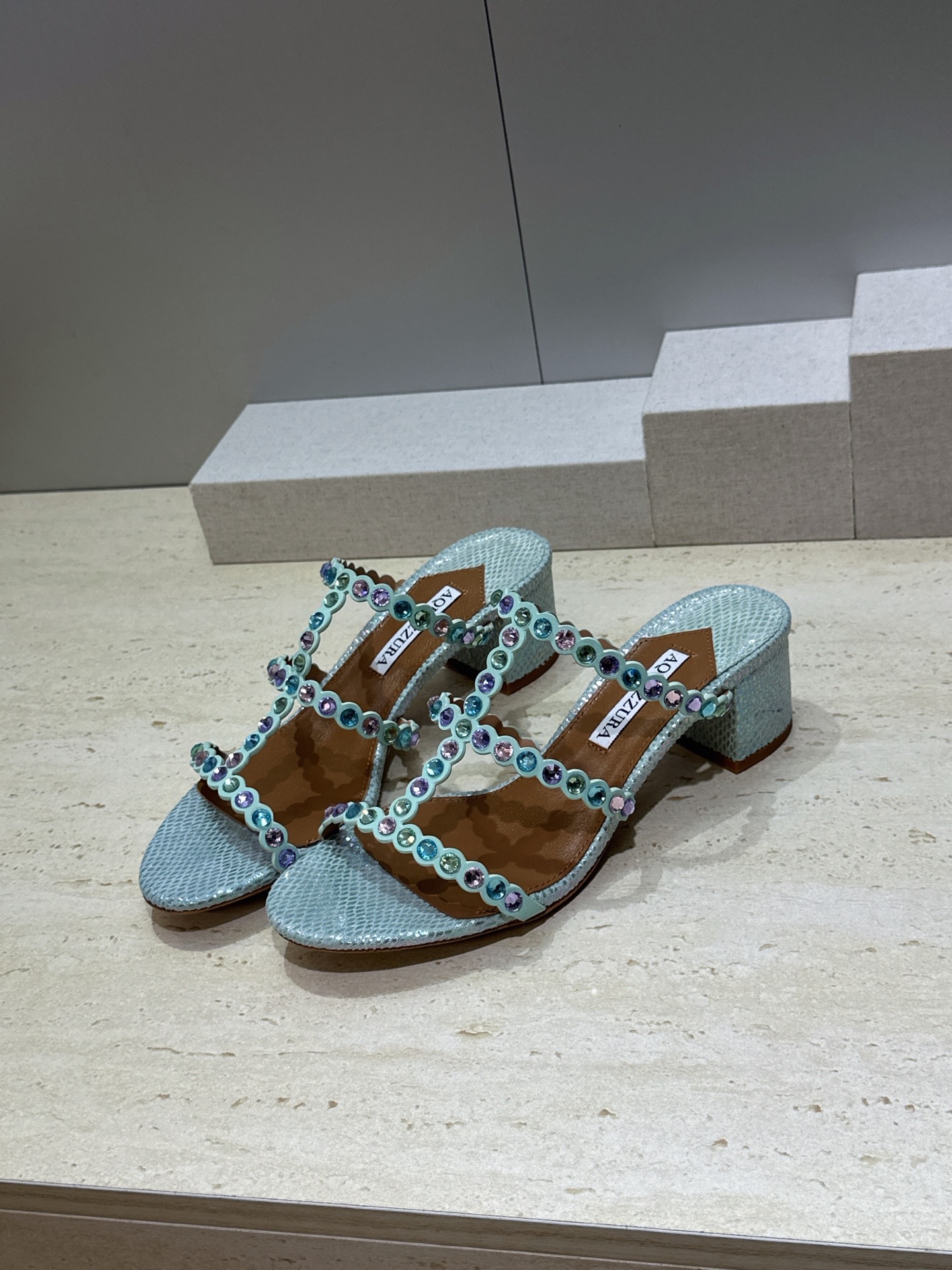 Aquazzura 2026春夏新款水钻中跟拼色女鞋 菠萝鞋字母logo五金扣粗跟圆头露趾凉拖鞋 材质:鞋面进口小牛皮/