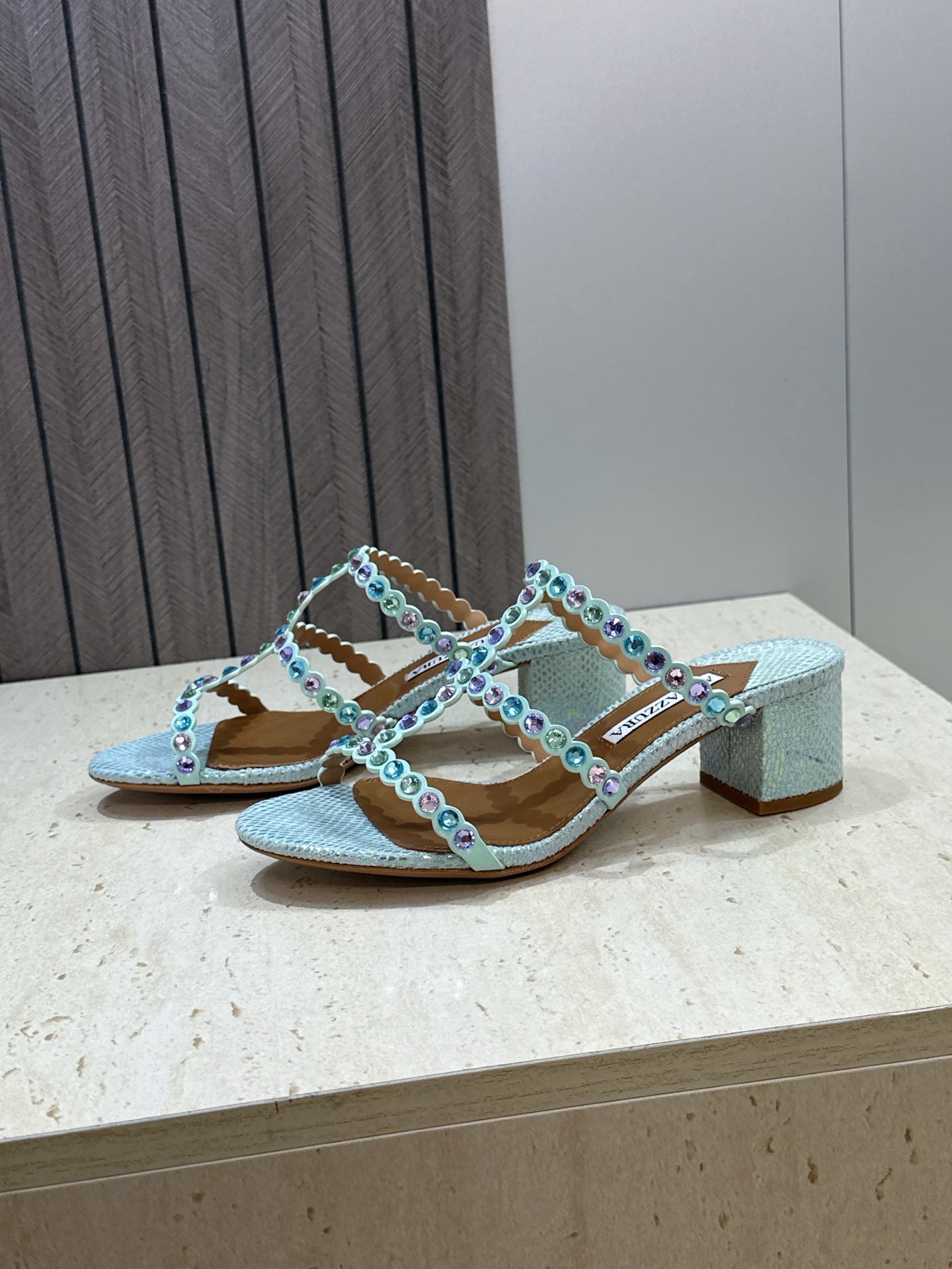 Aquazzura 2026春夏新款水钻中跟拼色女鞋 菠萝鞋字母logo五金扣粗跟圆头露趾凉拖鞋 材质:鞋面进口小牛皮/ Aquazzura 2026春夏新款水钻中跟拼色女鞋 菠萝鞋字母logo五金扣粗跟圆头露趾凉拖鞋 材质:鞋面进口小牛皮/