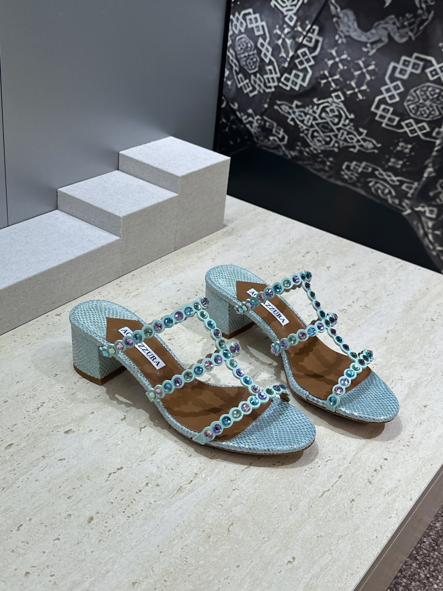 Aquazzura 2026春夏新款水钻中跟拼色女鞋 菠萝鞋字母logo五金扣粗跟圆头露趾凉拖鞋 材质:鞋面进口小牛皮/