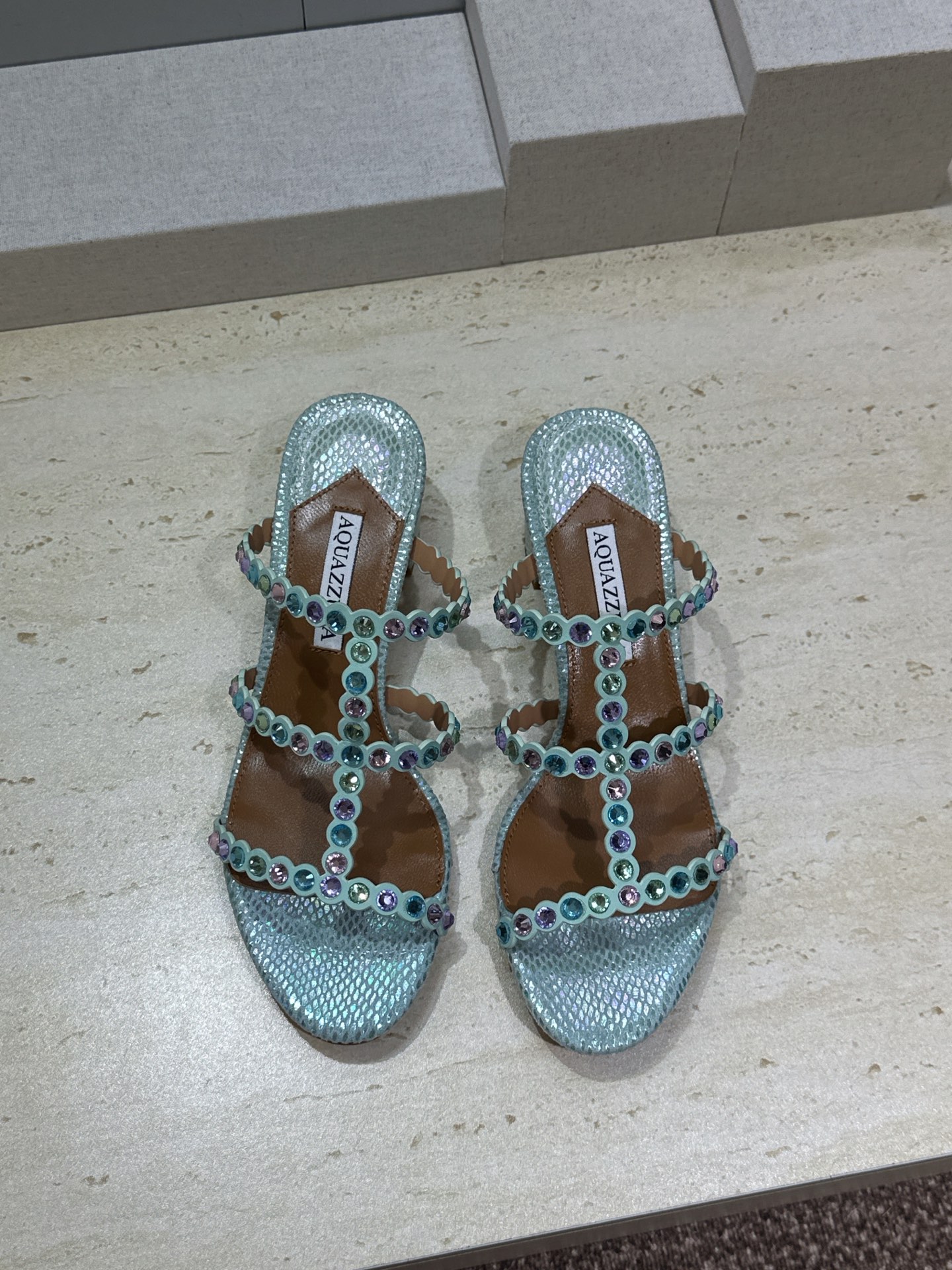 Aquazzura 2026春夏新款水钻中跟拼色女鞋 菠萝鞋字母logo五金扣粗跟圆头露趾凉拖鞋 材质:鞋面进口小牛皮/