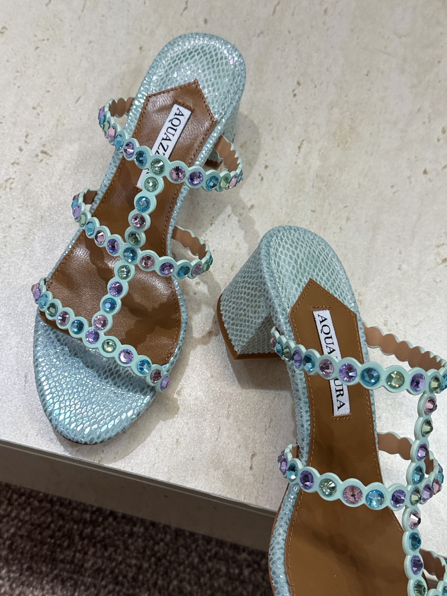 Aquazzura 2026春夏新款水钻中跟拼色女鞋 菠萝鞋字母logo五金扣粗跟圆头露趾凉拖鞋 材质:鞋面进口小牛皮/