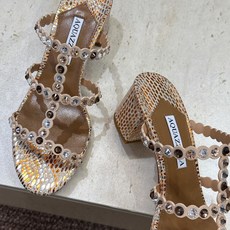 Aquazzura 2026春夏新款水钻中跟拼色女鞋 菠萝鞋字母logo五金扣粗跟圆头露趾凉拖鞋 材质:鞋面进口小牛皮/ Aquazzura 2026春夏新款水钻中跟拼色女鞋 菠萝鞋字母logo五金扣粗跟圆头露趾凉拖鞋 材质:鞋面进口小牛皮/