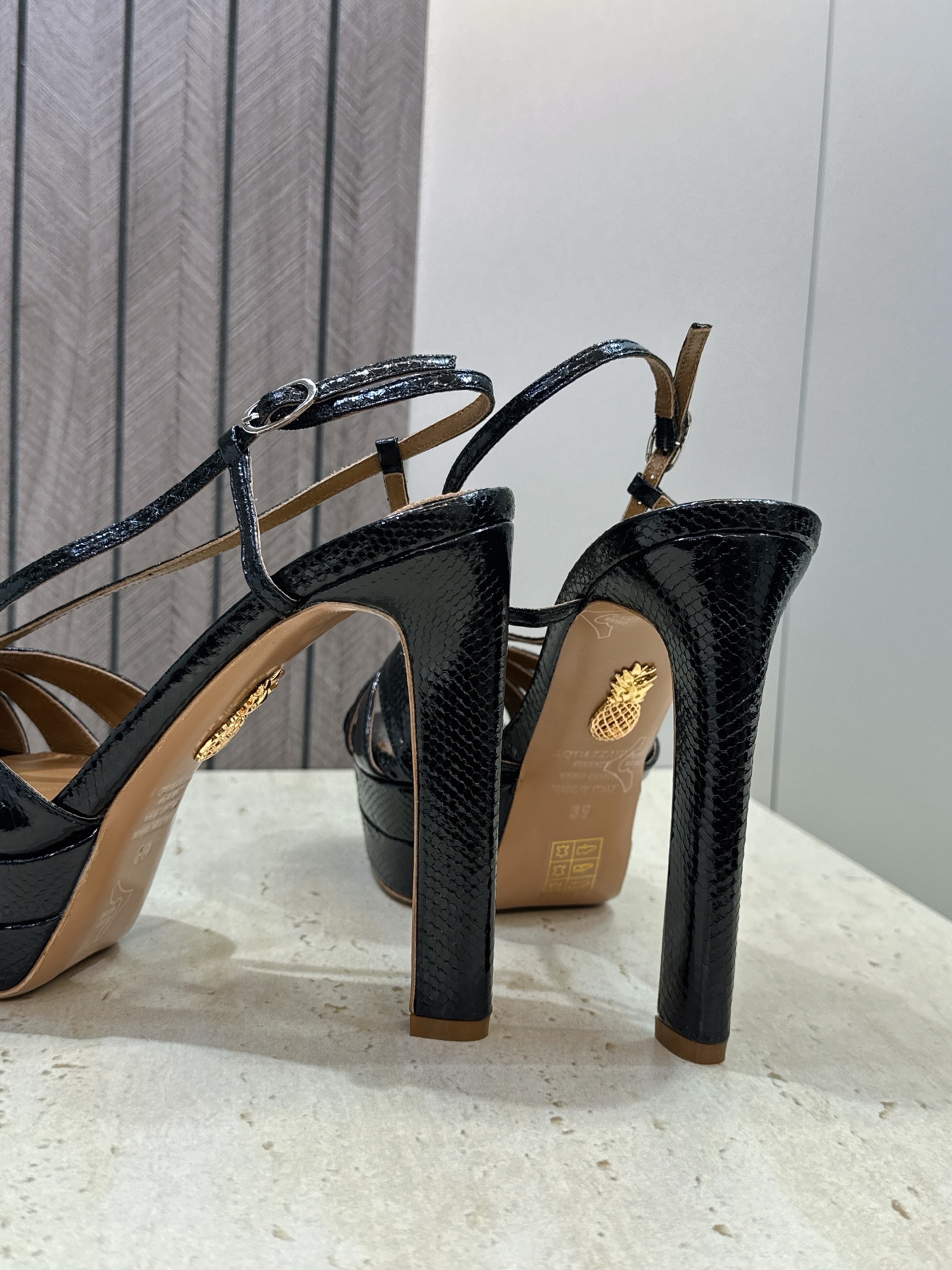 Aquazzura 2026春夏新款交叉带超高跟气场女鞋 菠萝鞋字母logo五金扣粗跟防水台圆头露趾后空拼色凉鞋 材质: Aquazzura 2026春夏新款交叉带超高跟气场女鞋 菠萝鞋字母logo五金扣粗跟防水台圆头露趾后空拼色凉鞋 材质:
