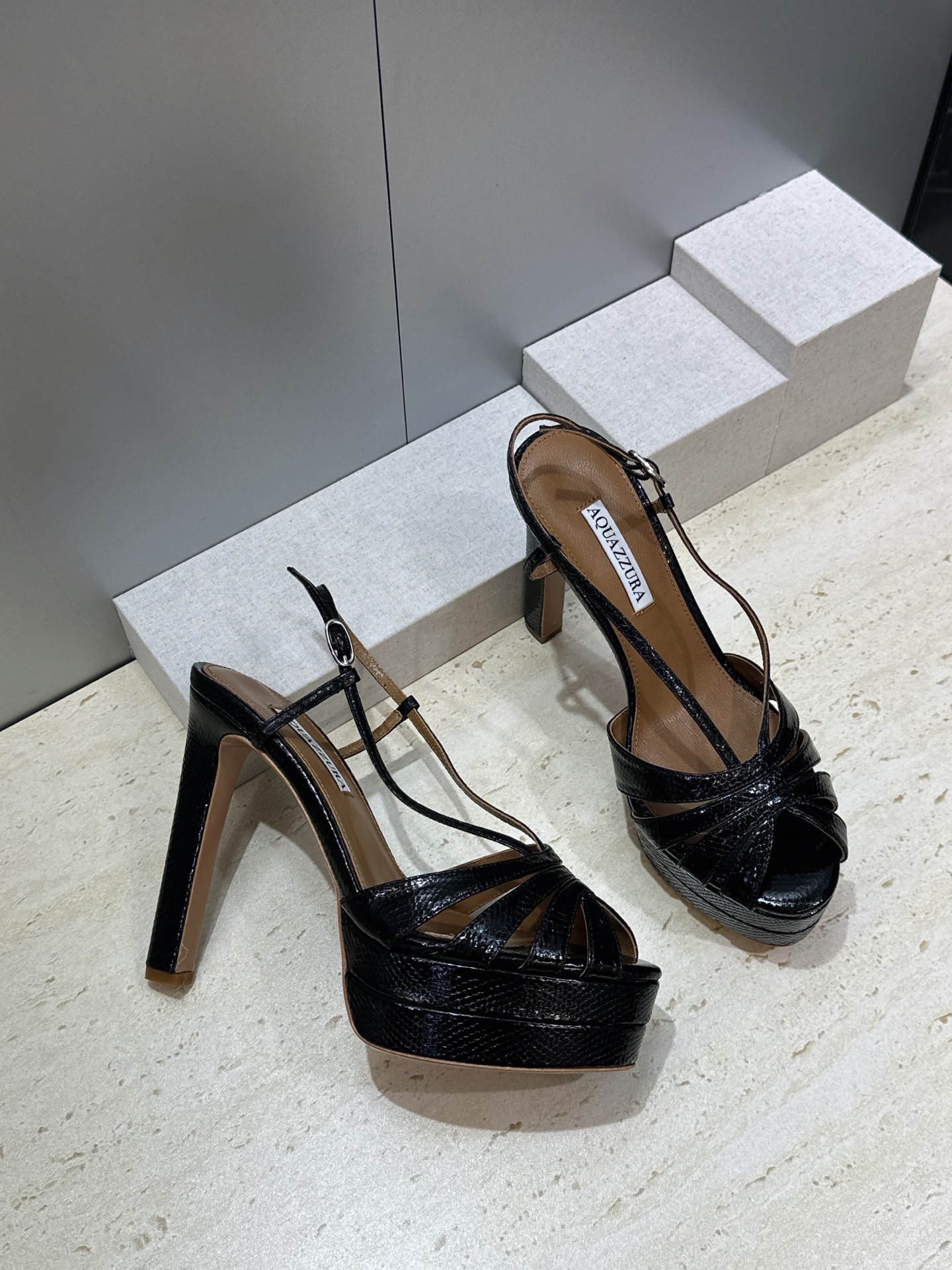 Aquazzura 2026春夏新款交叉带超高跟气场女鞋 菠萝鞋字母logo五金扣粗跟防水台圆头露趾后空拼色凉鞋 材质: Aquazzura 2026春夏新款交叉带超高跟气场女鞋 菠萝鞋字母logo五金扣粗跟防水台圆头露趾后空拼色凉鞋 材质: