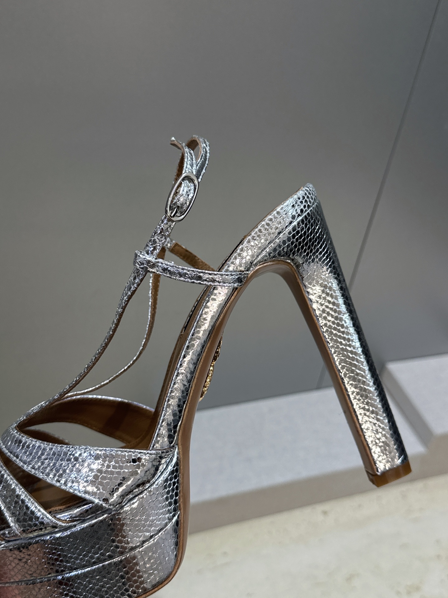 Aquazzura 2026春夏新款交叉带超高跟气场女鞋 菠萝鞋字母logo五金扣粗跟防水台圆头露趾后空拼色凉鞋 材质: Aquazzura 2026春夏新款交叉带超高跟气场女鞋 菠萝鞋字母logo五金扣粗跟防水台圆头露趾后空拼色凉鞋 材质: