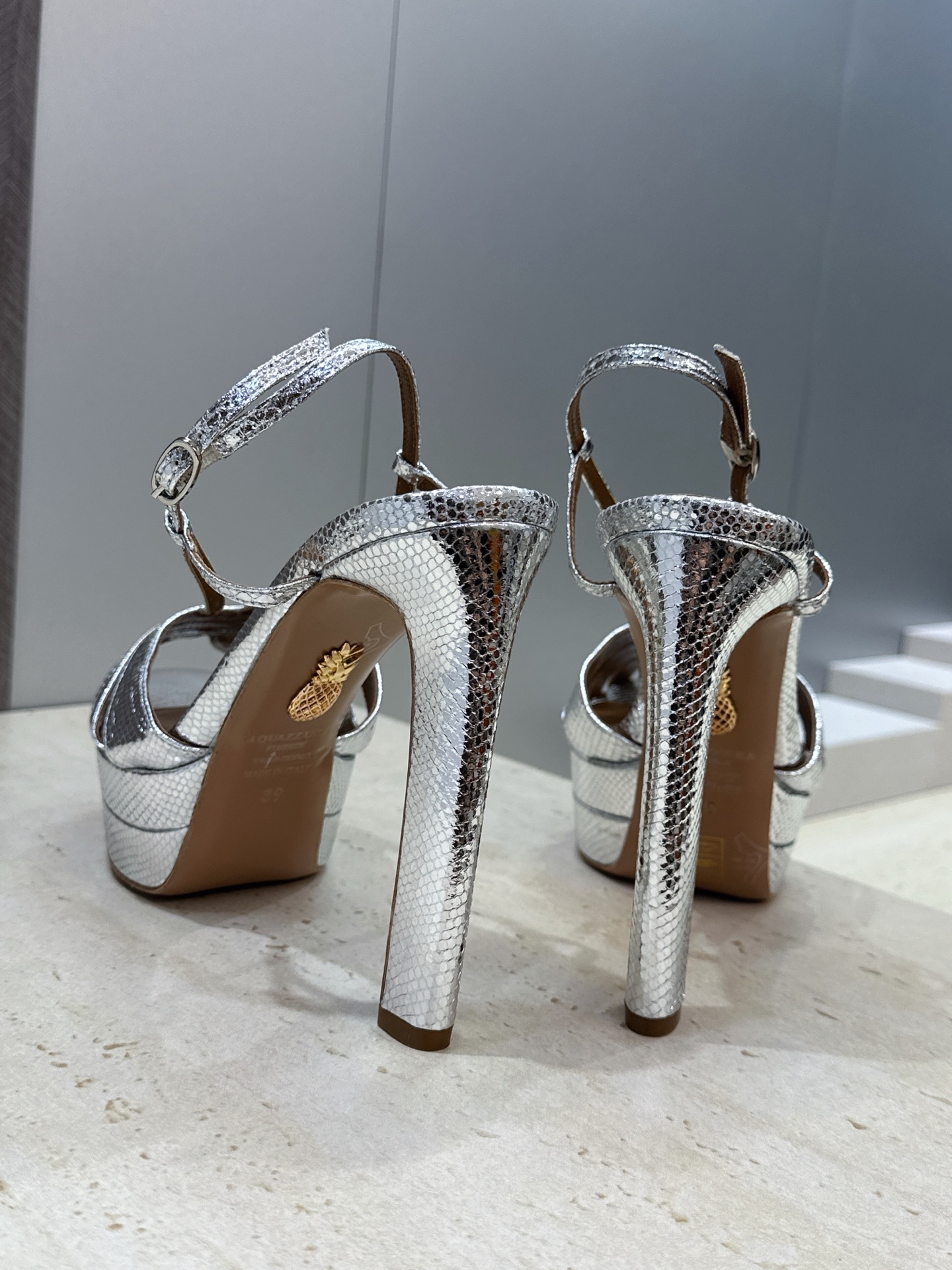 Aquazzura 2026春夏新款交叉带超高跟气场女鞋 菠萝鞋字母logo五金扣粗跟防水台圆头露趾后空拼色凉鞋 材质: Aquazzura 2026春夏新款交叉带超高跟气场女鞋 菠萝鞋字母logo五金扣粗跟防水台圆头露趾后空拼色凉鞋 材质: