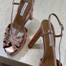 Aquazzura 2026春夏新款交叉带超高跟气场女鞋 菠萝鞋字母logo五金扣粗跟防水台圆头露趾后空拼色凉鞋 材质: Aquazzura 2026春夏新款交叉带超高跟气场女鞋 菠萝鞋字母logo五金扣粗跟防水台圆头露趾后空拼色凉鞋 材质:
