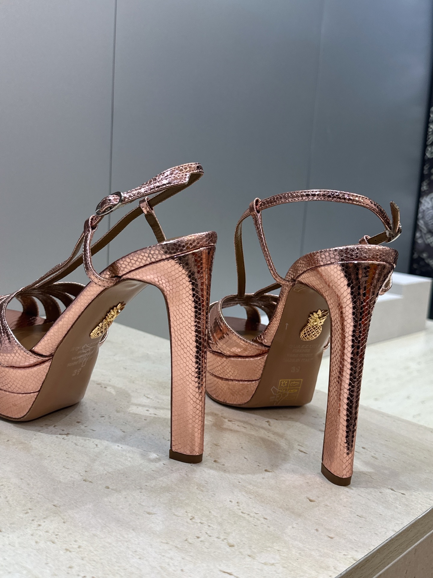 Aquazzura 2026春夏新款交叉带超高跟气场女鞋 菠萝鞋字母logo五金扣粗跟防水台圆头露趾后空拼色凉鞋 材质: Aquazzura 2026春夏新款交叉带超高跟气场女鞋 菠萝鞋字母logo五金扣粗跟防水台圆头露趾后空拼色凉鞋 材质: