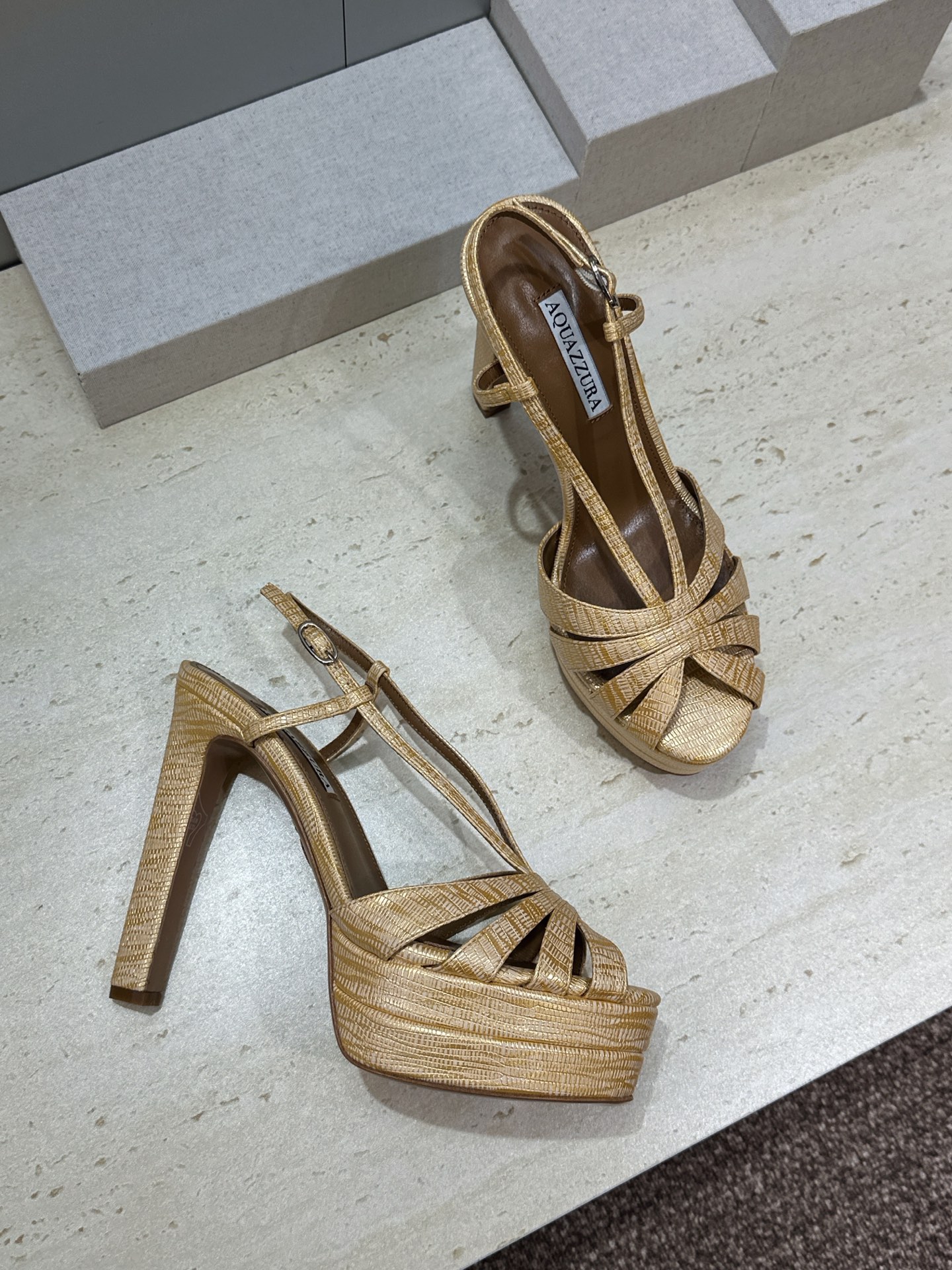 Aquazzura 2026春夏新款交叉带超高跟气场女鞋 菠萝鞋字母logo五金扣粗跟防水台圆头露趾后空拼色凉鞋 材质: Aquazzura 2026春夏新款交叉带超高跟气场女鞋 菠萝鞋字母logo五金扣粗跟防水台圆头露趾后空拼色凉鞋 材质: