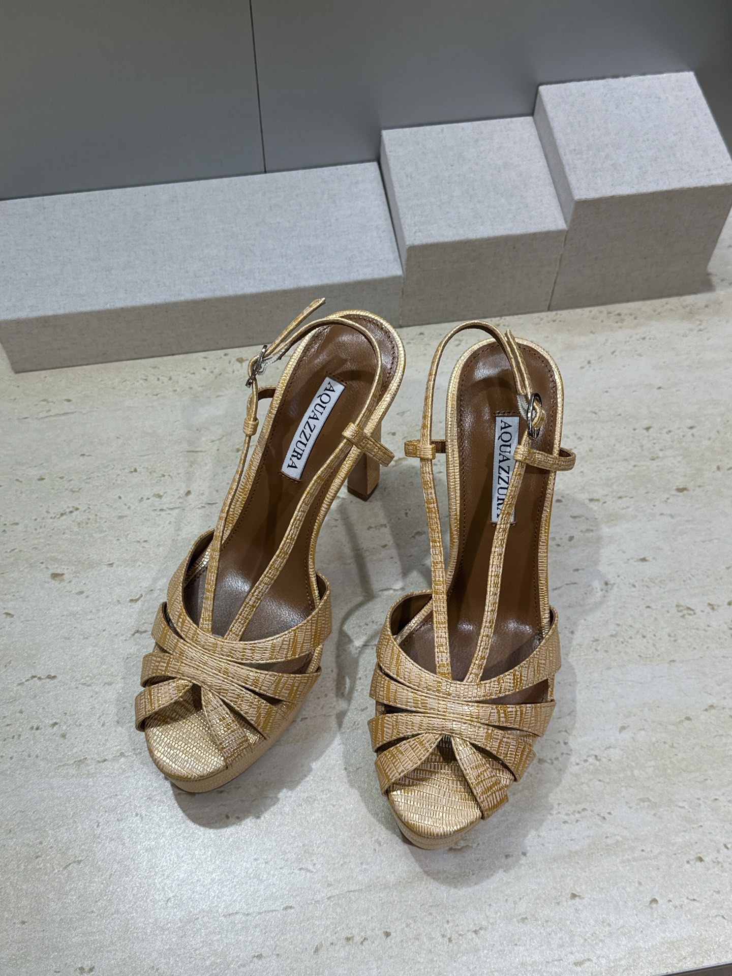 Aquazzura 2026春夏新款交叉带超高跟气场女鞋 菠萝鞋字母logo五金扣粗跟防水台圆头露趾后空拼色凉鞋 材质: Aquazzura 2026春夏新款交叉带超高跟气场女鞋 菠萝鞋字母logo五金扣粗跟防水台圆头露趾后空拼色凉鞋 材质: