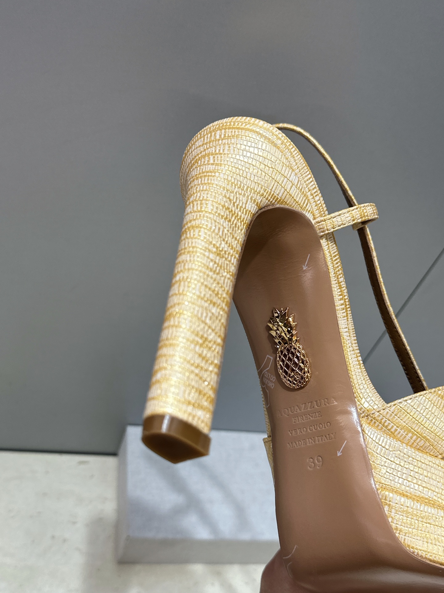 Aquazzura 2026春夏新款交叉带超高跟气场女鞋 菠萝鞋字母logo五金扣粗跟防水台圆头露趾后空拼色凉鞋 材质: Aquazzura 2026春夏新款交叉带超高跟气场女鞋 菠萝鞋字母logo五金扣粗跟防水台圆头露趾后空拼色凉鞋 材质: