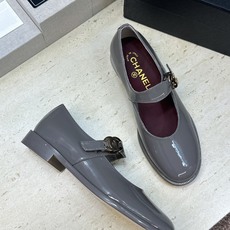 CHANEL 香奈儿 2026春夏走秀新款玛丽珍芭蕾舞女鞋 小香双C字母logo五金扣低跟圆头拼色乐福单鞋 材质:鞋面 CHANEL 香奈儿 2026春夏走秀新款玛丽珍芭蕾舞女鞋 小香双C字母logo五金扣低跟圆头拼色乐福单鞋 材质:鞋面