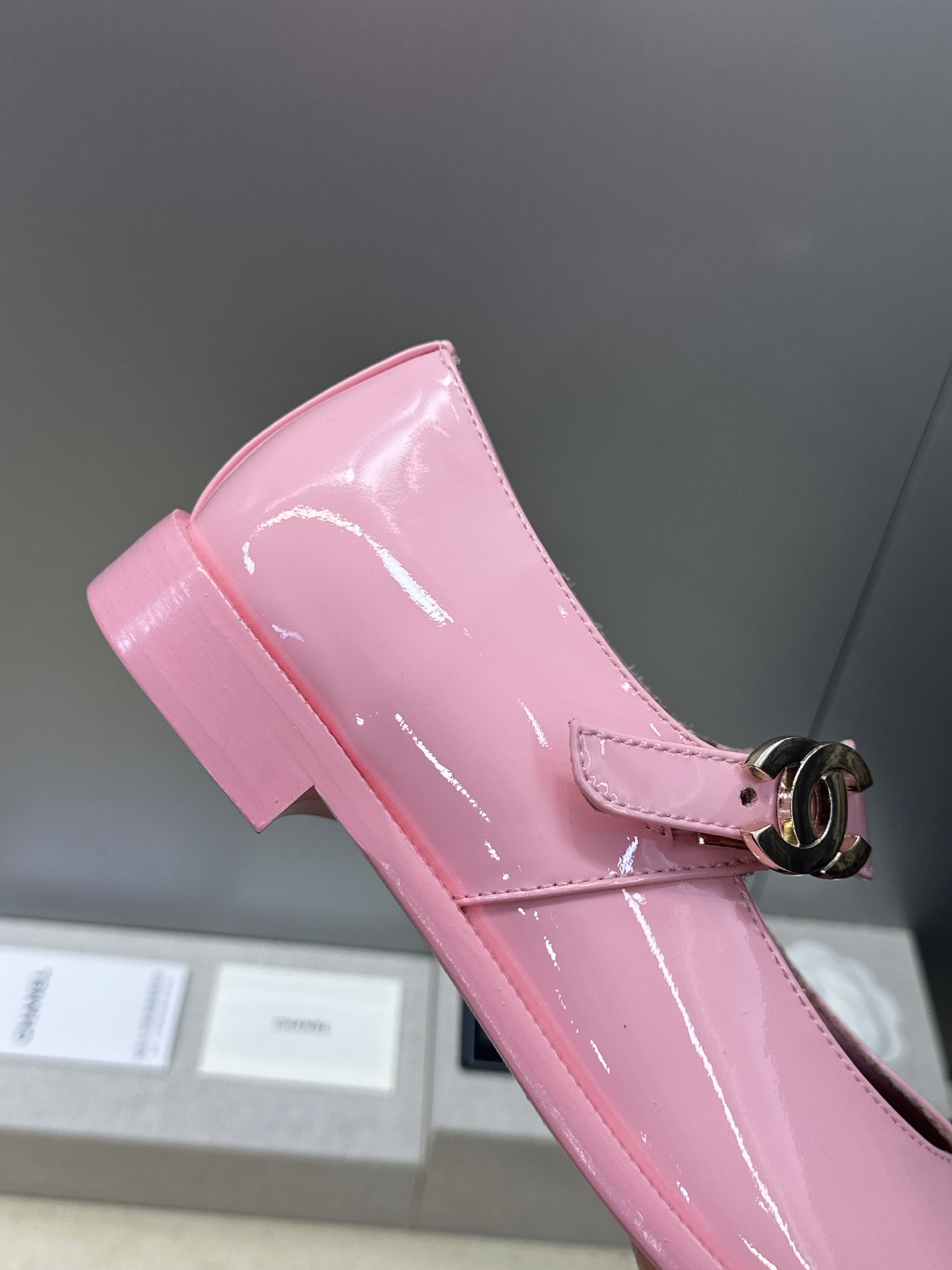 CHANEL 香奈儿 2026春夏走秀新款玛丽珍芭蕾舞女鞋  小香双C字母logo五金扣低跟圆头拼色乐福单鞋 材质：鞋面