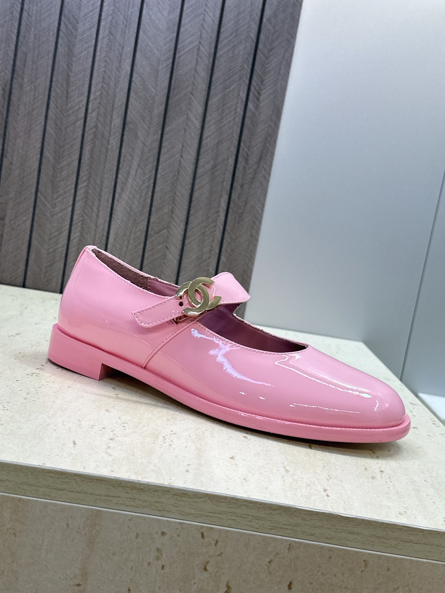 CHANEL 香奈儿 2026春夏走秀新款玛丽珍芭蕾舞女鞋  小香双C字母logo五金扣低跟圆头拼色乐福单鞋 材质：鞋面