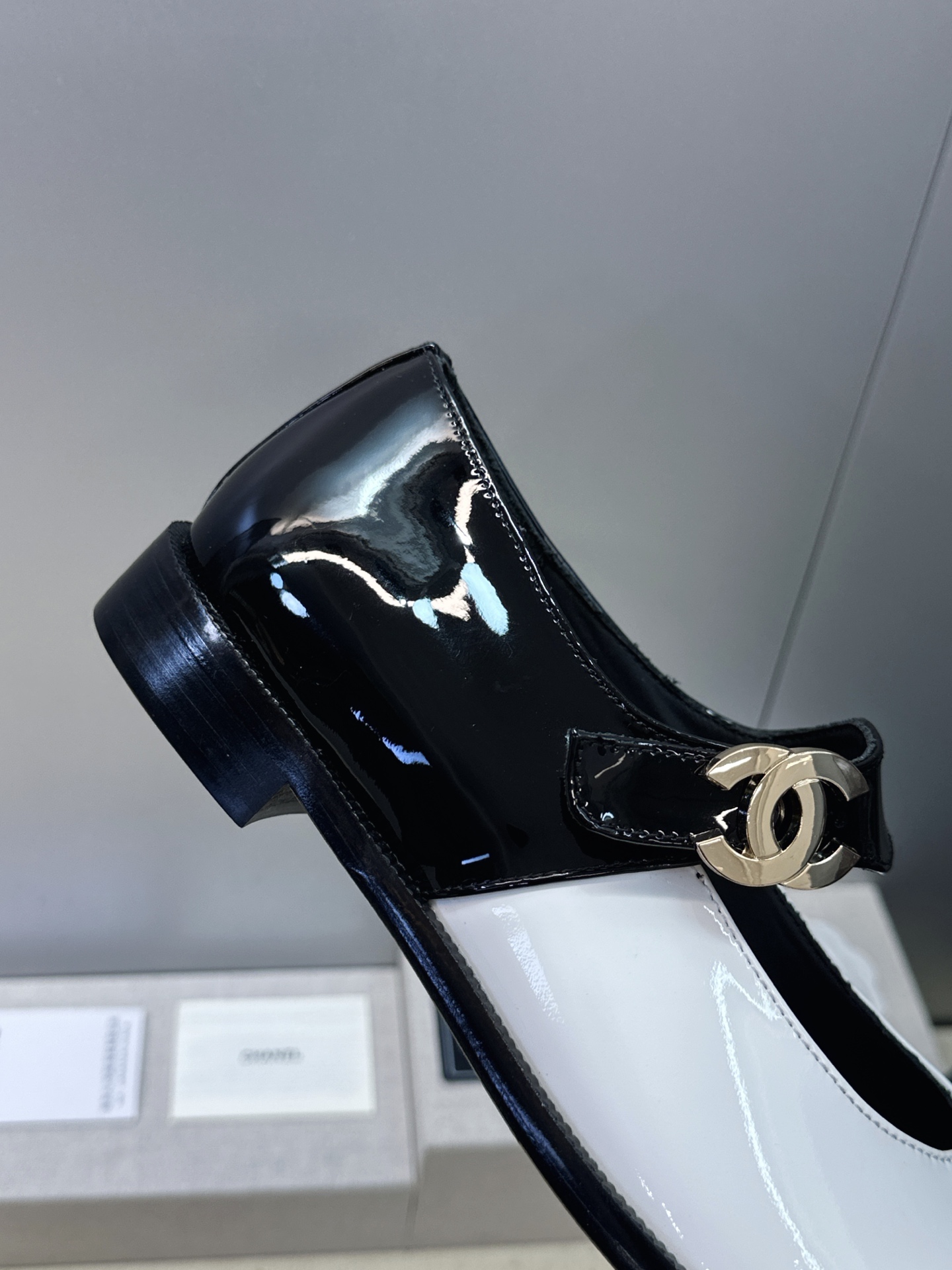 CHANEL 香奈儿 2026春夏走秀新款玛丽珍芭蕾舞女鞋 小香双C字母logo五金扣低跟圆头拼色乐福单鞋 材质:鞋面 CHANEL 香奈儿 2026春夏走秀新款玛丽珍芭蕾舞女鞋 小香双C字母logo五金扣低跟圆头拼色乐福单鞋 材质:鞋面
