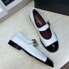 CHANEL 香奈儿 2026春夏走秀新款玛丽珍芭蕾舞女鞋 小香双C字母logo五金扣低跟圆头拼色乐福单鞋 材质:鞋面 CHANEL 香奈儿 2026春夏走秀新款玛丽珍芭蕾舞女鞋 小香双C字母logo五金扣低跟圆头拼色乐福单鞋 材质:鞋面
