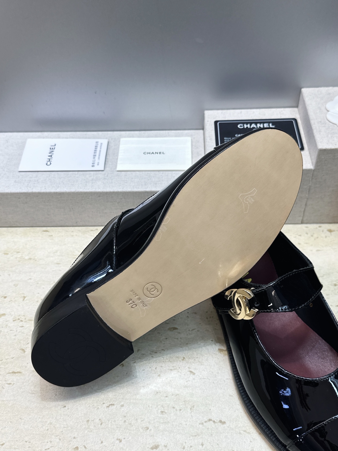 CHANEL 香奈儿 2026春夏走秀新款玛丽珍芭蕾舞女鞋 小香双C字母logo五金扣低跟圆头拼色乐福单鞋 材质:鞋面 CHANEL 香奈儿 2026春夏走秀新款玛丽珍芭蕾舞女鞋 小香双C字母logo五金扣低跟圆头拼色乐福单鞋 材质:鞋面
