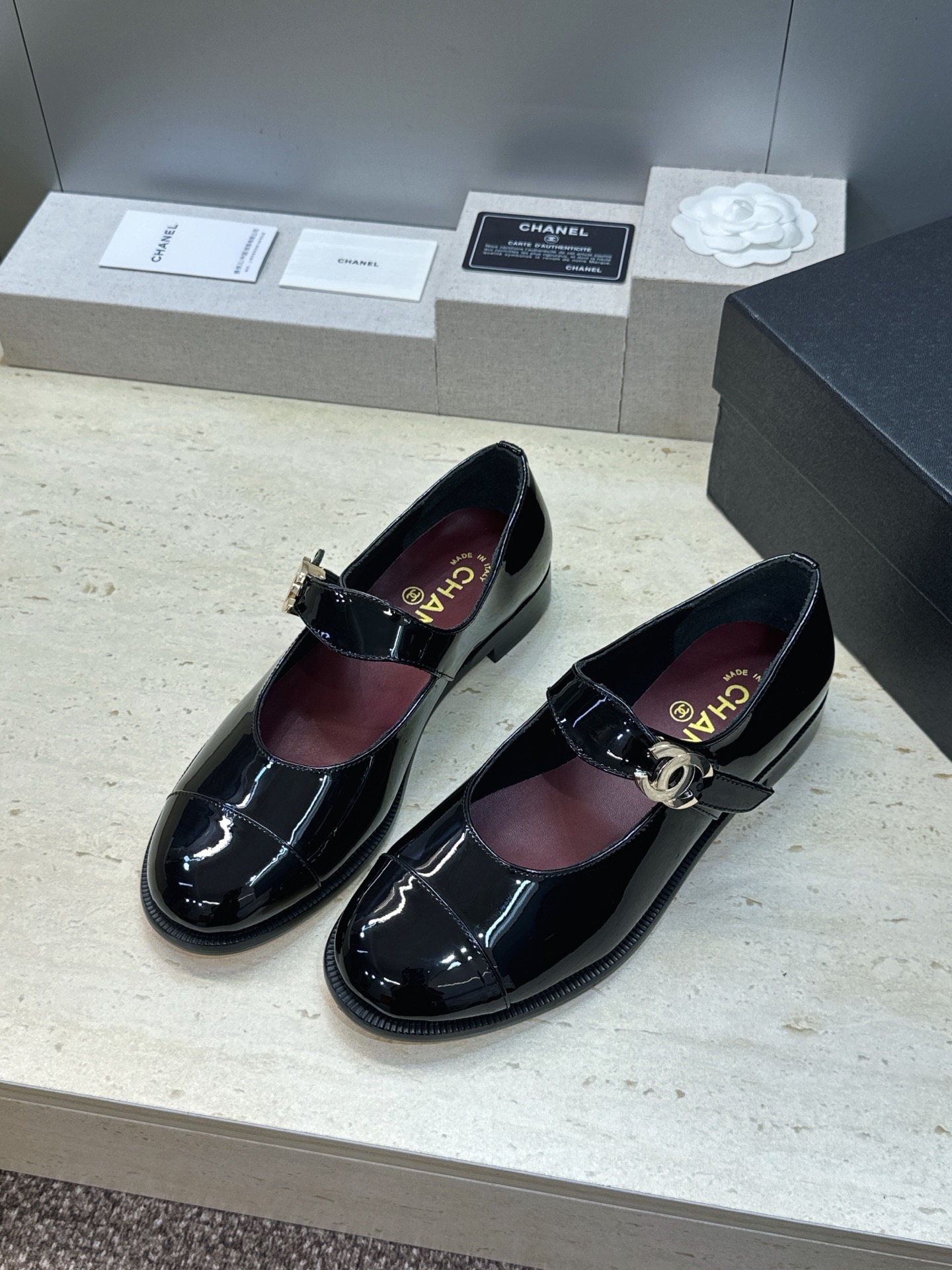 CHANEL 香奈儿 2026春夏走秀新款玛丽珍芭蕾舞女鞋 小香双C字母logo五金扣低跟圆头拼色乐福单鞋 材质:鞋面 CHANEL 香奈儿 2026春夏走秀新款玛丽珍芭蕾舞女鞋 小香双C字母logo五金扣低跟圆头拼色乐福单鞋 材质:鞋面