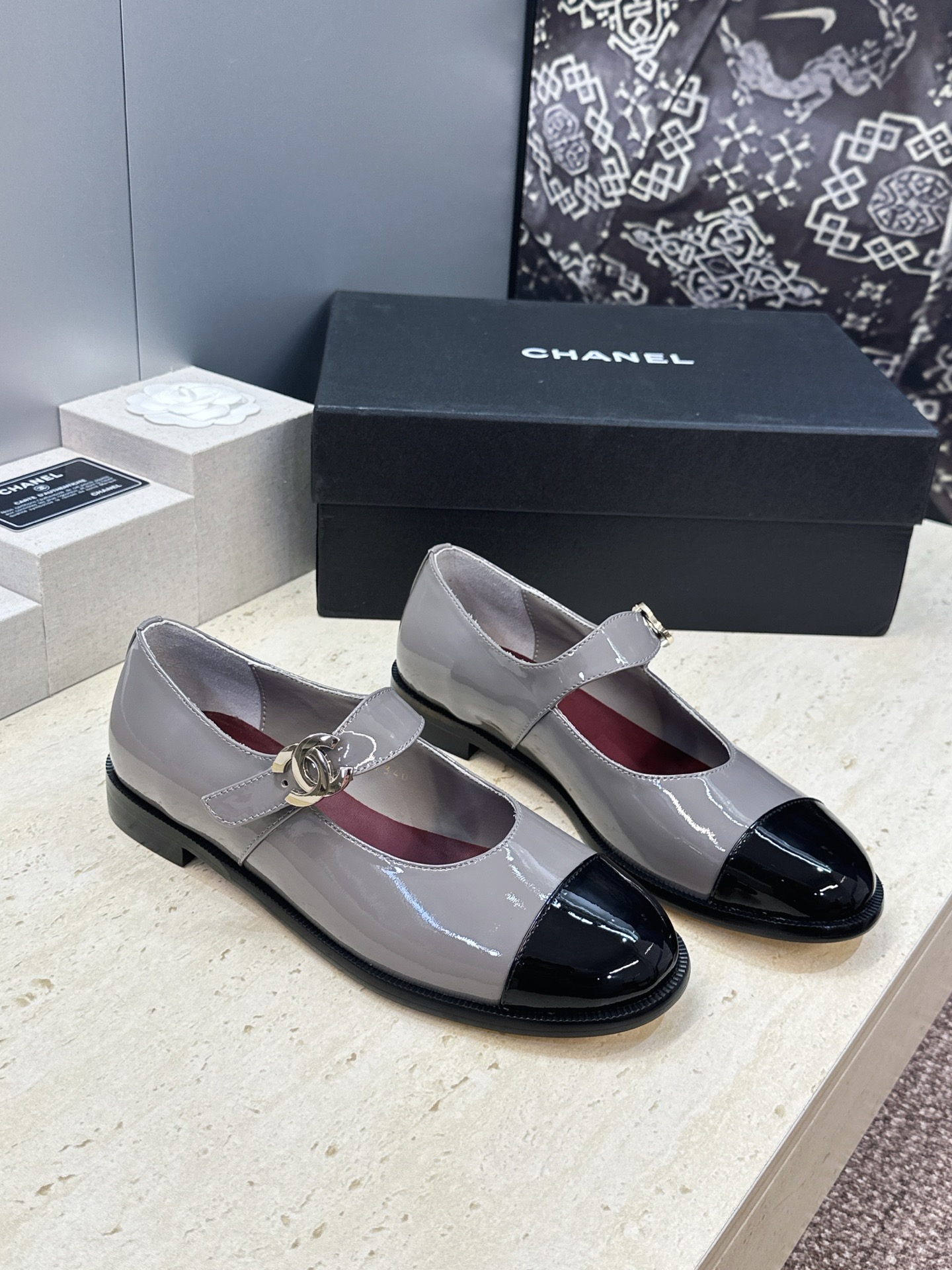 NO:926668,CHANEL Chanel 2026 spring and summer catwalk new Mary Jane ballerina shoes Xiaoxiang double C letter logo hardware buckle low heel round toe color matching Loaf shoes Material upper imported cow patent leather + water-dyed sheepskin lining + Italian leather outsole Heel height: 2.5CM Size35-41 (40.41 customization is not returnable), Mary Jane, chanel, chanel, loafers, mary jane, sheepskin, Leather soles19860909CHANEL 香奈儿 2026春夏走秀新款玛丽珍芭蕾舞女鞋 小香双C字母logo五金扣低跟圆头拼色乐福单鞋 材质鞋面进口牛漆皮+水染羊皮内里+意大利真皮大底 跟高:2.5CM Size35-41(40.41定制不退换）,玛丽珍,chanel,chanel,loafers,mary jane,sheepskin,Leather soles,Women's Shoes