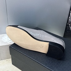 CHANEL 香奈儿 2026春夏走秀新款玛丽珍芭蕾舞女鞋 小香双C字母logo五金扣低跟圆头拼色乐福单鞋 材质:鞋面 CHANEL 香奈儿 2026春夏走秀新款玛丽珍芭蕾舞女鞋 小香双C字母logo五金扣低跟圆头拼色乐福单鞋 材质:鞋面