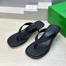 Bottega Veneta 葆蝶家2026春夏新款SamPieri Flat Thong 沙滩女鞋 BV字母logo高 Bottega Veneta 葆蝶家2026春夏新款SamPieri Flat Thong 沙滩女鞋 BV字母logo高