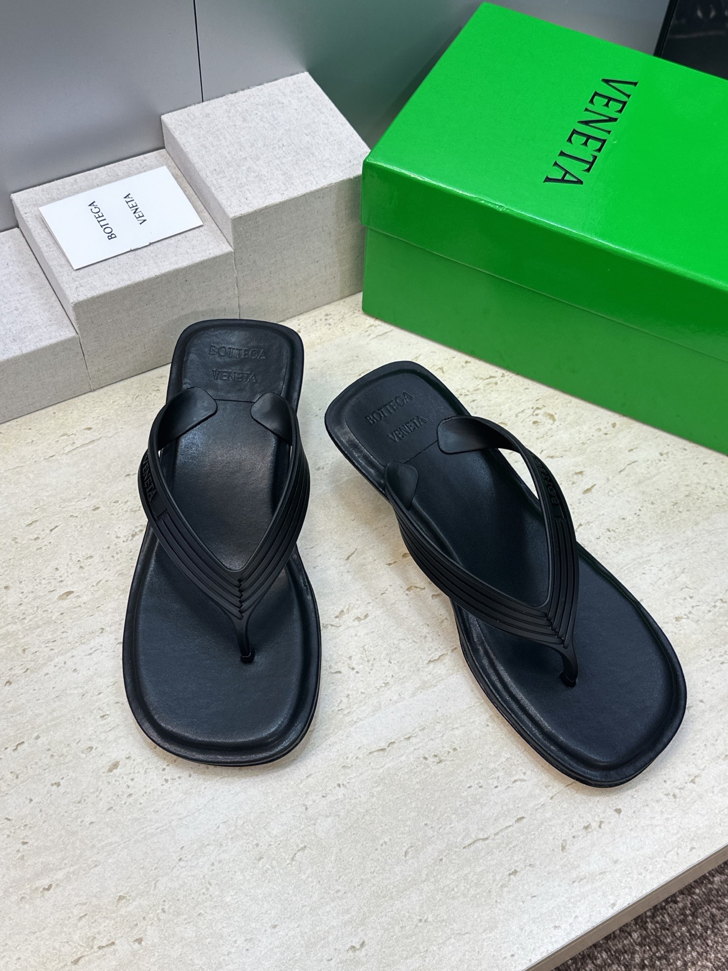 Bottega Veneta 葆蝶家2026春夏新款SamPieri Flat Thong 沙滩女鞋 BV字母logo高 Bottega Veneta 葆蝶家2026春夏新款SamPieri Flat Thong 沙滩女鞋 BV字母logo高