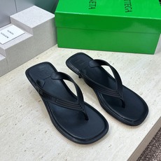 Bottega Veneta 葆蝶家2026春夏新款SamPieri Flat Thong 沙滩女鞋 BV字母logo高 Bottega Veneta 葆蝶家2026春夏新款SamPieri Flat Thong 沙滩女鞋 BV字母logo高