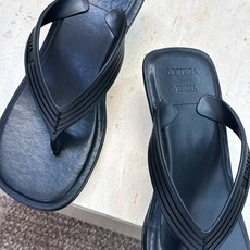 Bottega Veneta 葆蝶家2026春夏新款SamPieri Flat Thong 沙滩女鞋 BV字母logo高 Bottega Veneta 葆蝶家2026春夏新款SamPieri Flat Thong 沙滩女鞋 BV字母logo高