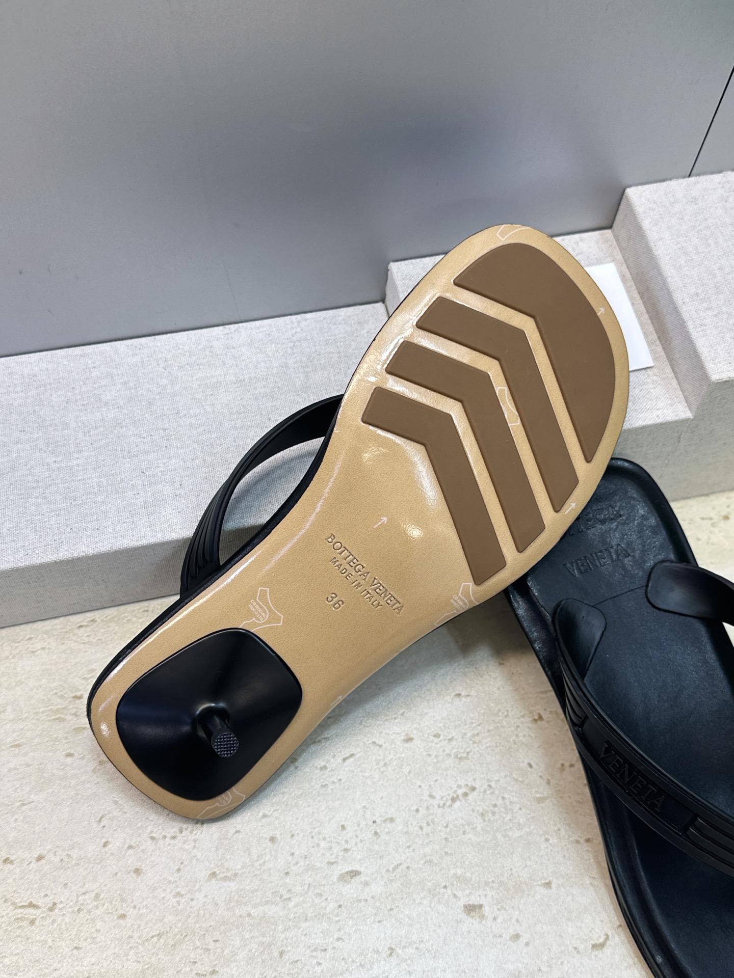 Bottega Veneta 葆蝶家2026春夏新款SamPieri Flat Thong 沙滩女鞋 BV字母logo高 Bottega Veneta 葆蝶家2026春夏新款SamPieri Flat Thong 沙滩女鞋 BV字母logo高