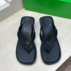 Bottega Veneta 葆蝶家2026春夏新款SamPieri Flat Thong 沙滩女鞋 BV字母logo高 Bottega Veneta 葆蝶家2026春夏新款SamPieri Flat Thong 沙滩女鞋 BV字母logo高