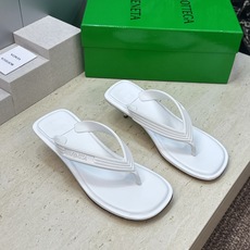 Bottega Veneta 葆蝶家2026春夏新款SamPieri Flat Thong 沙滩女鞋 BV字母logo高 Bottega Veneta 葆蝶家2026春夏新款SamPieri Flat Thong 沙滩女鞋 BV字母logo高