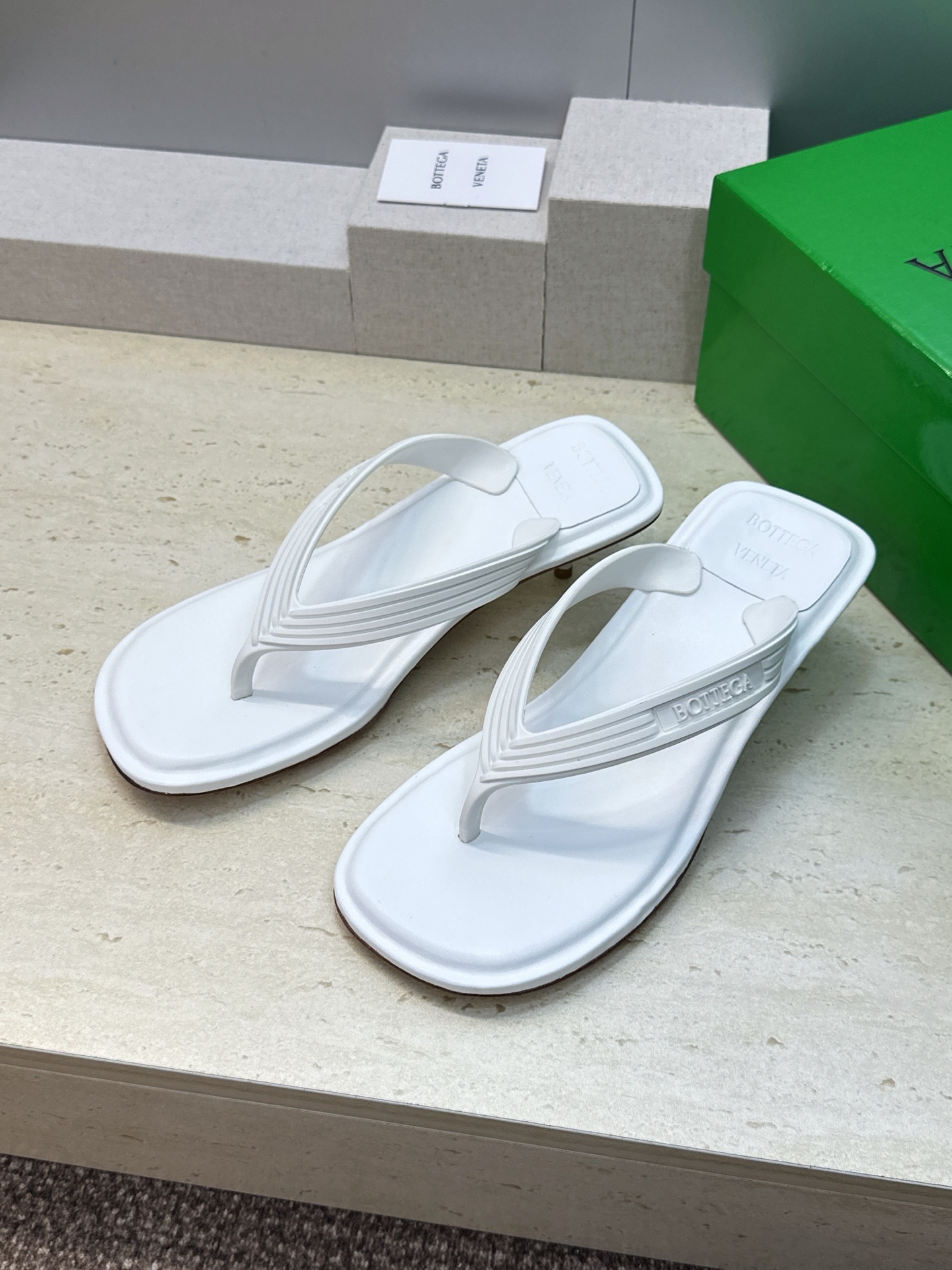 Bottega Veneta 葆蝶家2026春夏新款SamPieri Flat Thong 沙滩女鞋 BV字母logo高 Bottega Veneta 葆蝶家2026春夏新款SamPieri Flat Thong 沙滩女鞋 BV字母logo高